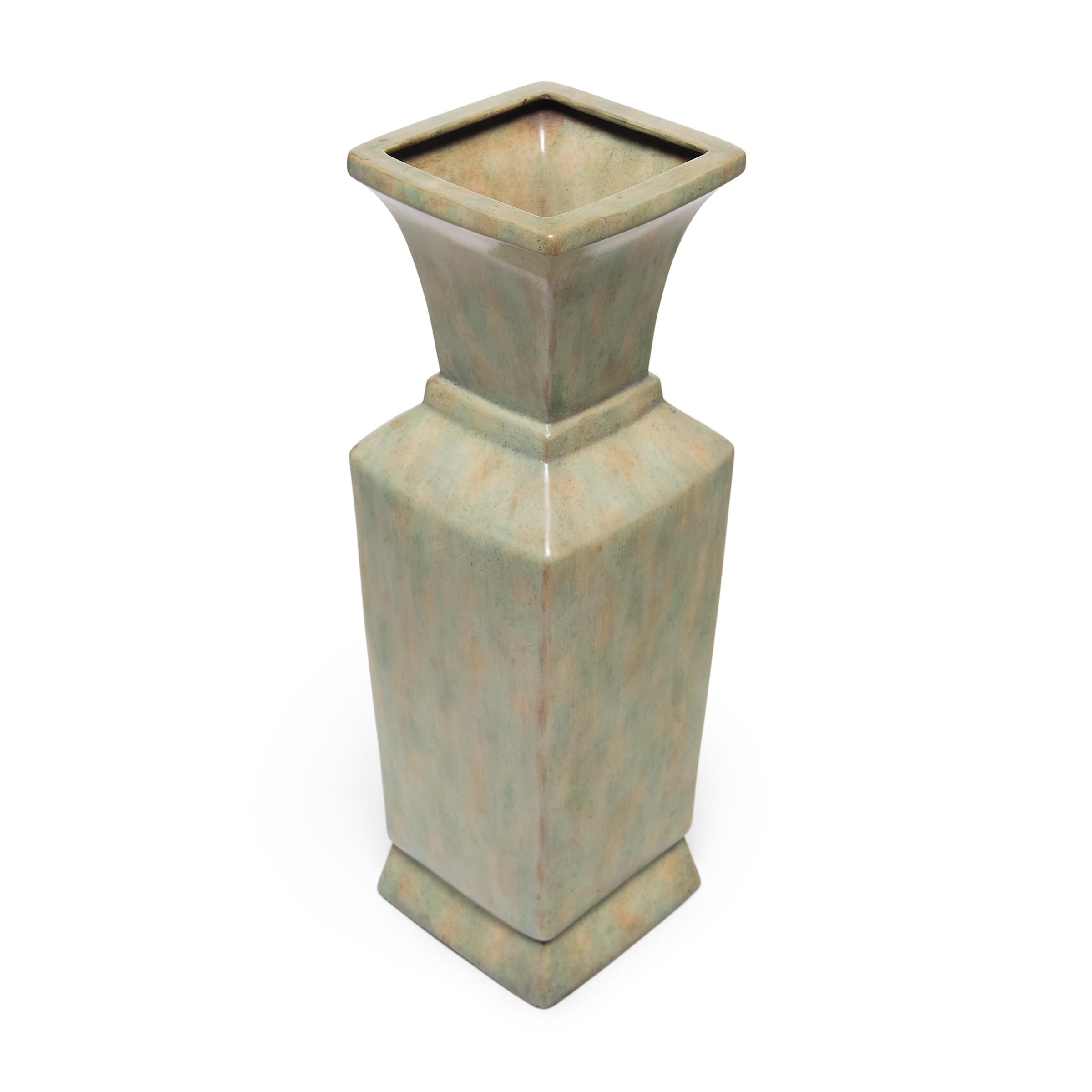 Mid-Century Modern Vase à queue d'éventail émaillé vert de Maitland-Smith en vente