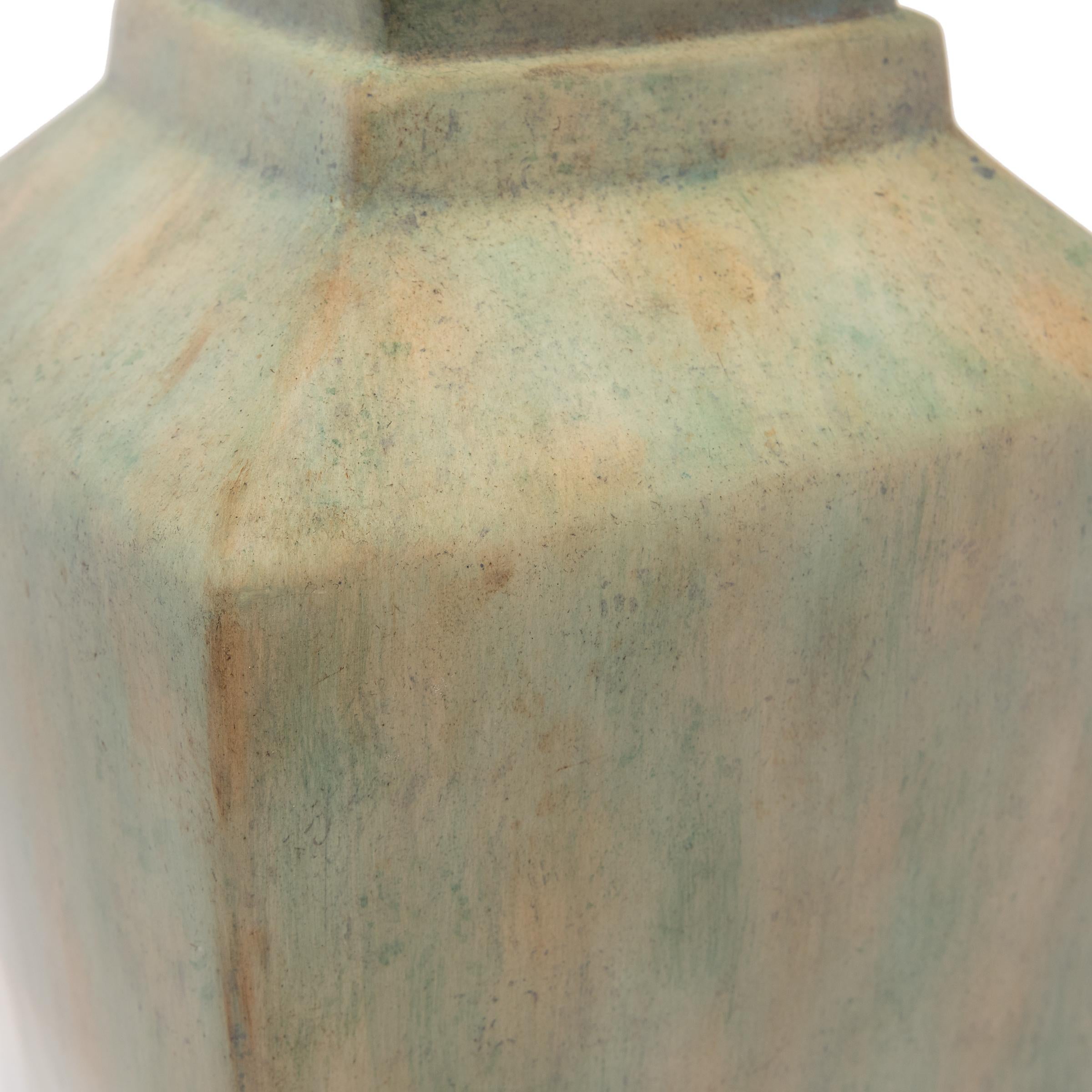 Vernissé Vase à queue d'éventail émaillé vert de Maitland-Smith en vente