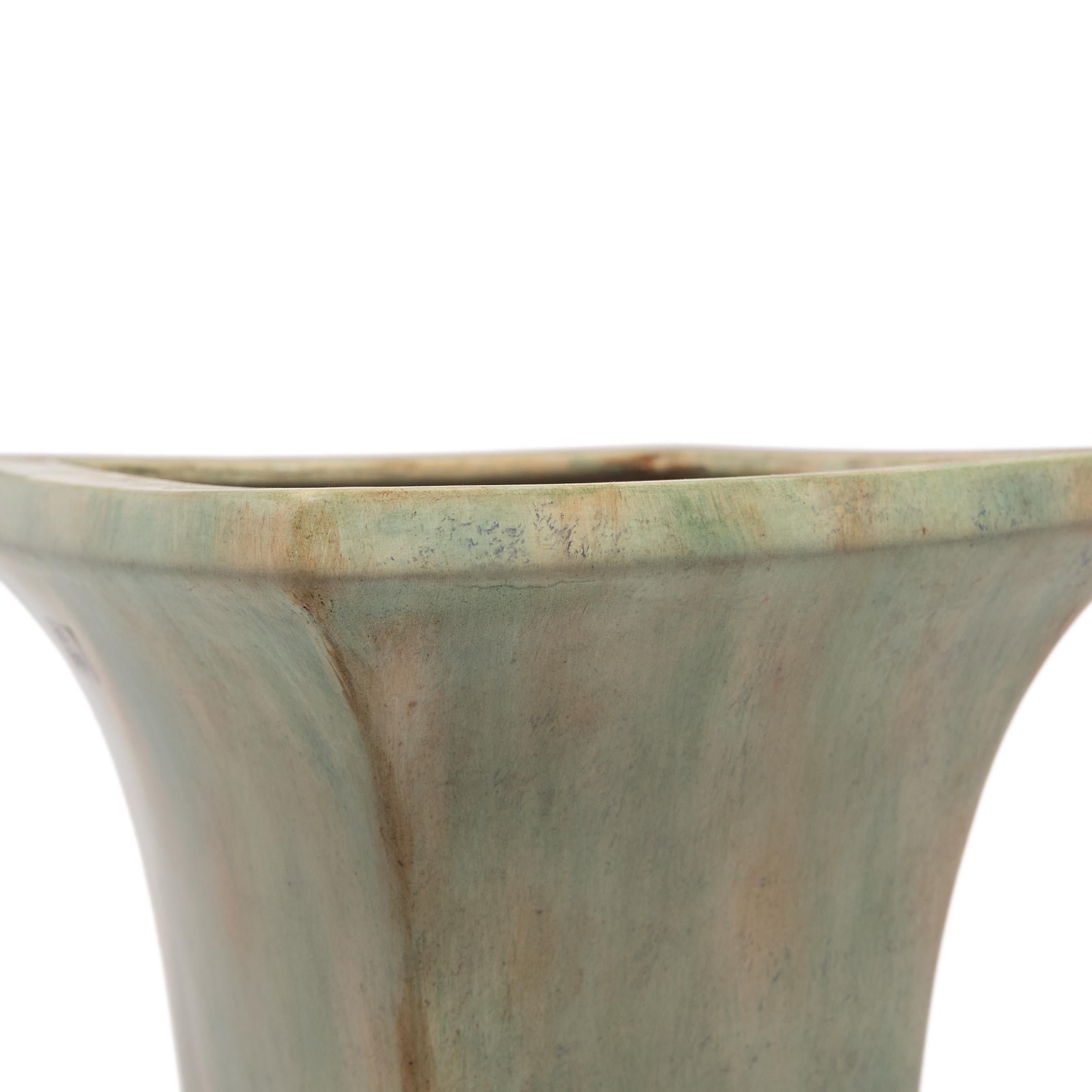 Vernissé Vase à queue d'éventail émaillé vert de Maitland-Smith en vente