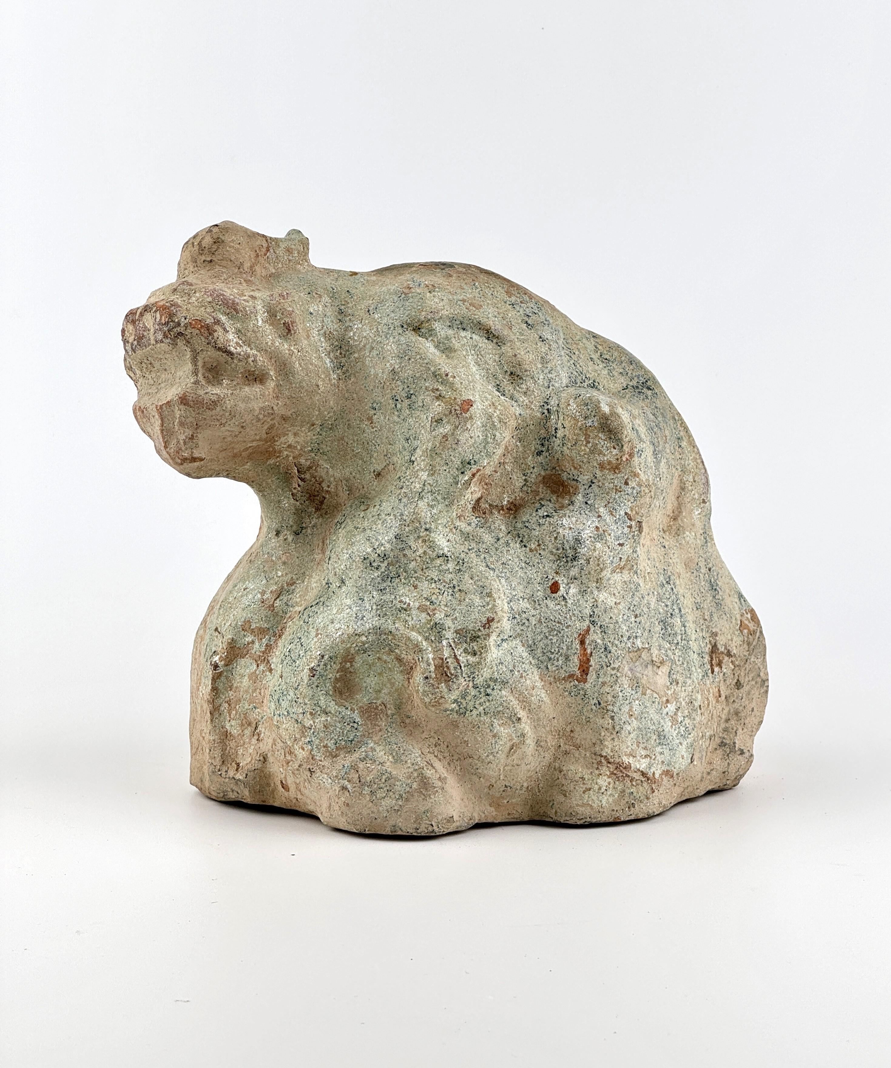 Esta escultura Haitai de la dinastía Han, vidriada en verde, aunque desgastada por el paso del tiempo, conserva su forma dinámica.

Periodo : Dinastía Han (206 a.C.- 220 d.C.)
Medio : Barro cocido con esmalte verde
Procedencia : La pieza fue