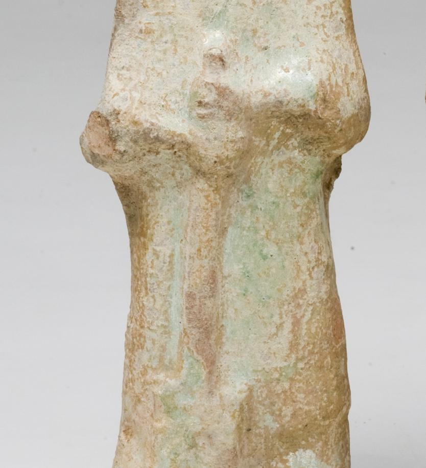 Two Green glazed Figures Holding Pitchpork, Han dynasty In Good Condition For Sale In seoul, KR