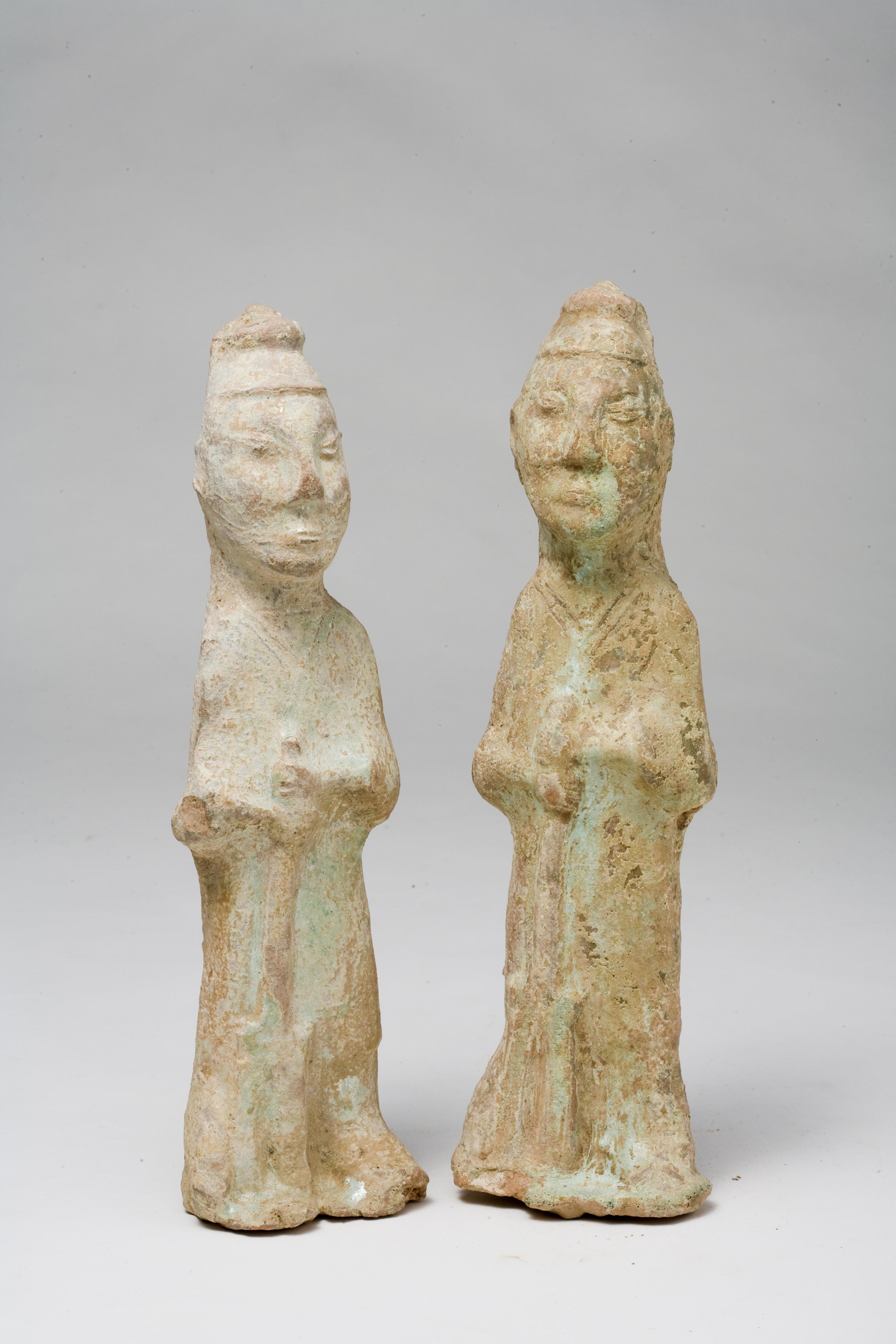 Two Green glazed Figures Holding Pitchpork, Han dynasty For Sale 1