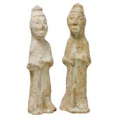 Deux figures en glaçure verte tenant une fourche, dynastie Han