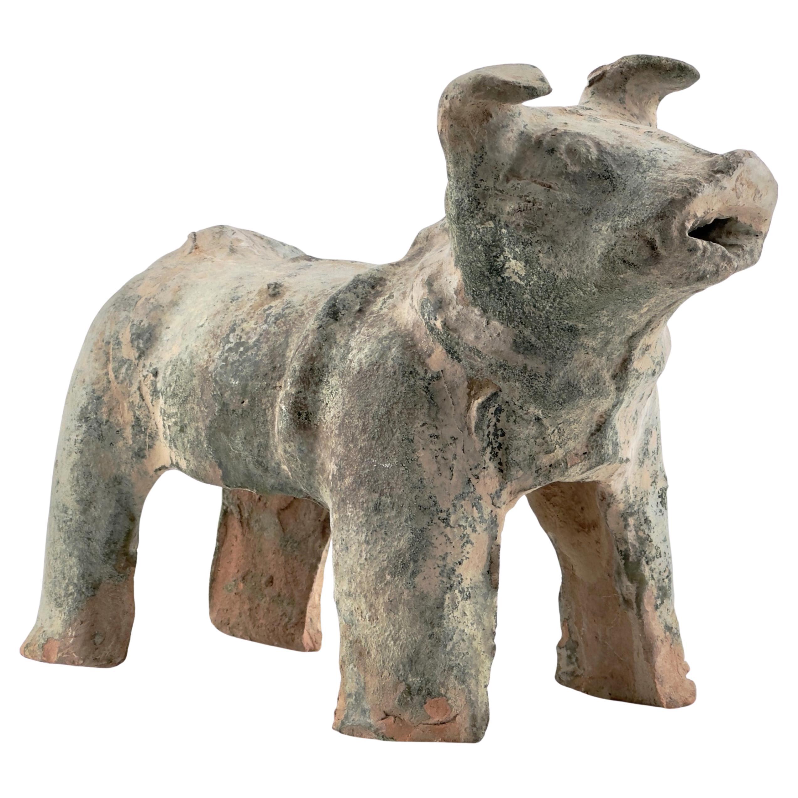 Figura de perro de cerámica roja vidriada en verde, dinastía Han (206 a.C.- 220 d.C.)