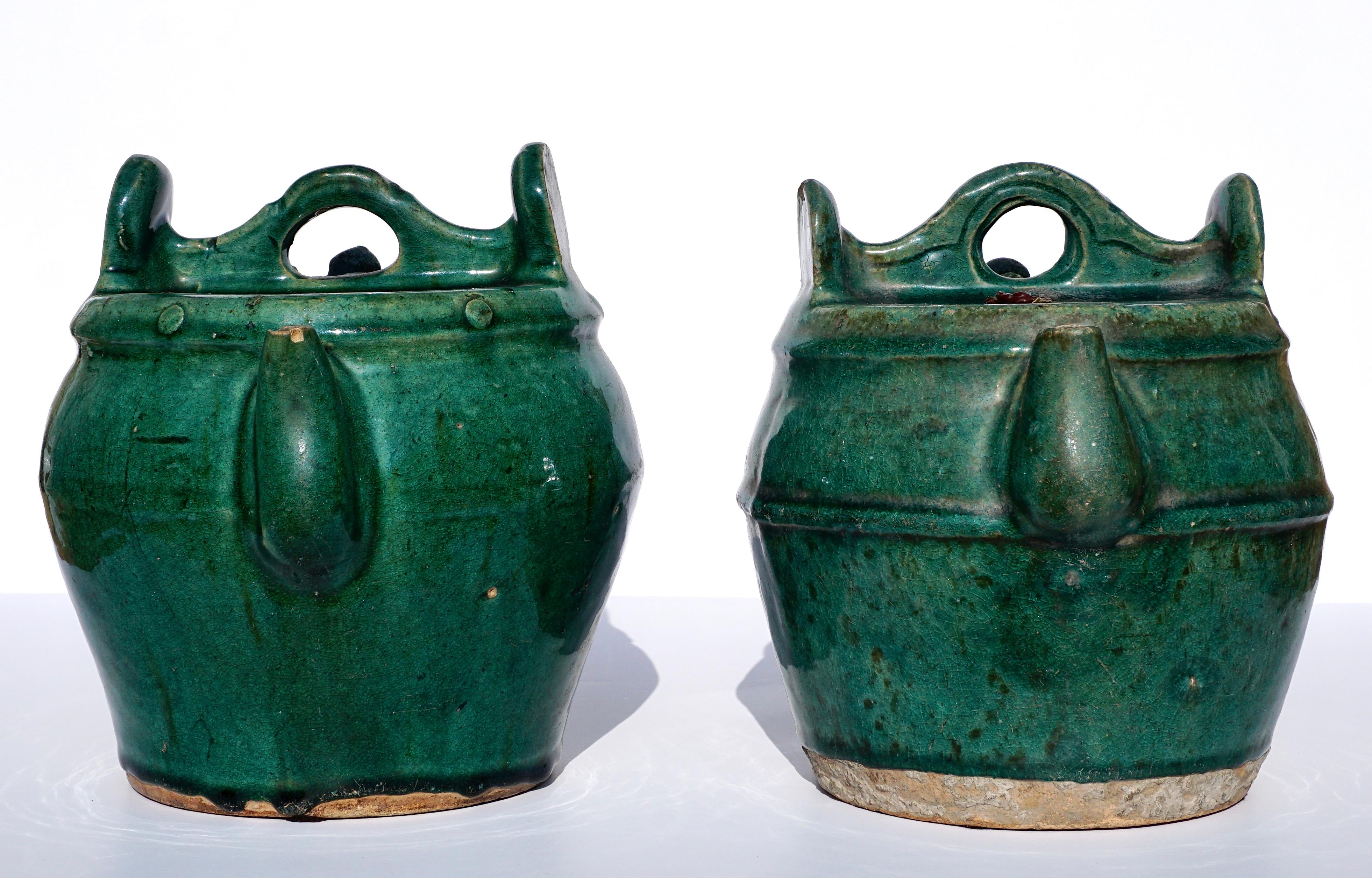 Ein Paar grün glasierte Sancai-Teekannen aus dem 19. Jahrhundert. Beide mit Henkeln, Ausgießern und Deckeln in Jochform. Beide tragen auch das offizielle rote Wachssiegel der Regierung aus der Zeit der Republik, was bedeutet, dass sie damals, vor