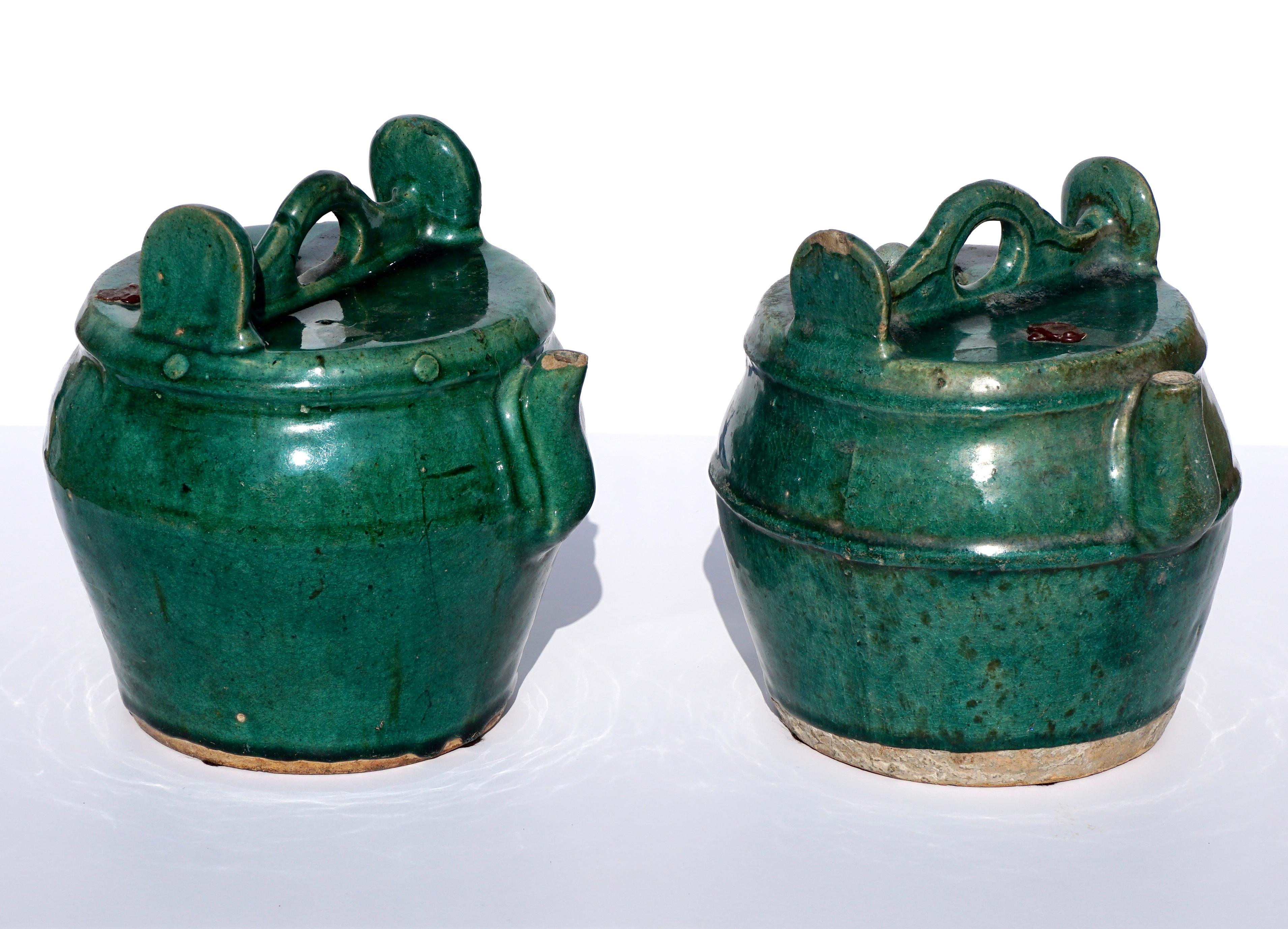 Grün glasierte Shiwan-Keramik Teekannen Qing Dynasty, 'Paar' (Chinesischer Export) im Angebot