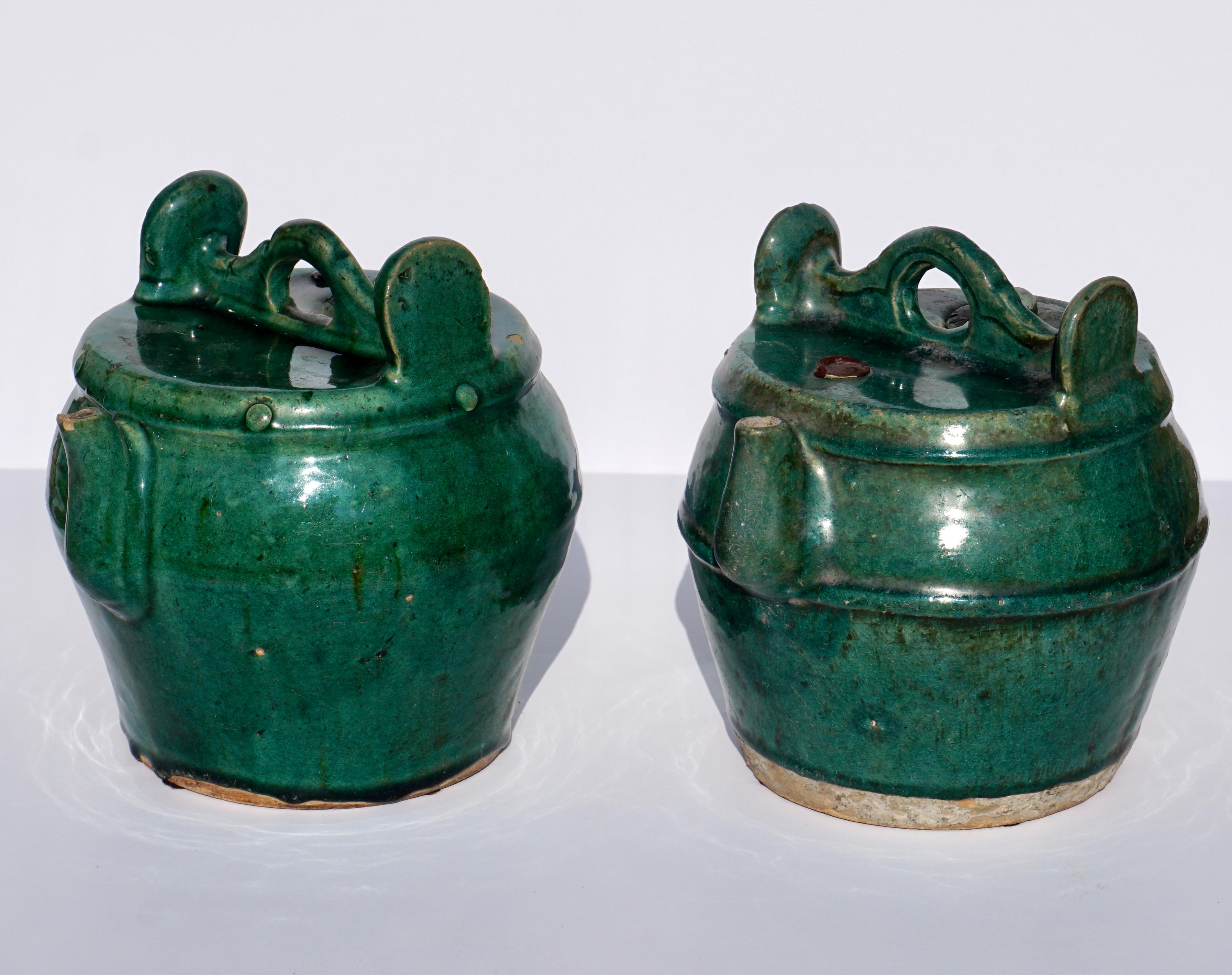 Grün glasierte Shiwan-Keramik Teekannen Qing Dynasty, 'Paar' (Chinesisch) im Angebot