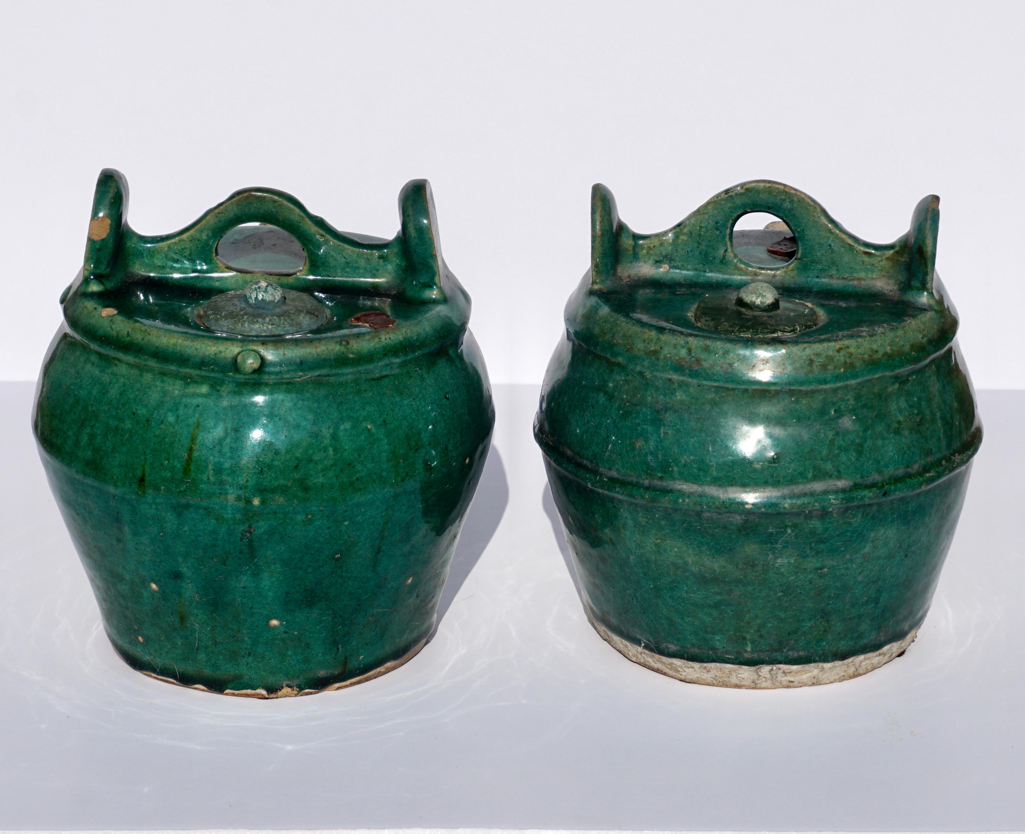 Grün glasierte Shiwan-Keramik Teekannen Qing Dynasty, 'Paar' (Glasiert) im Angebot