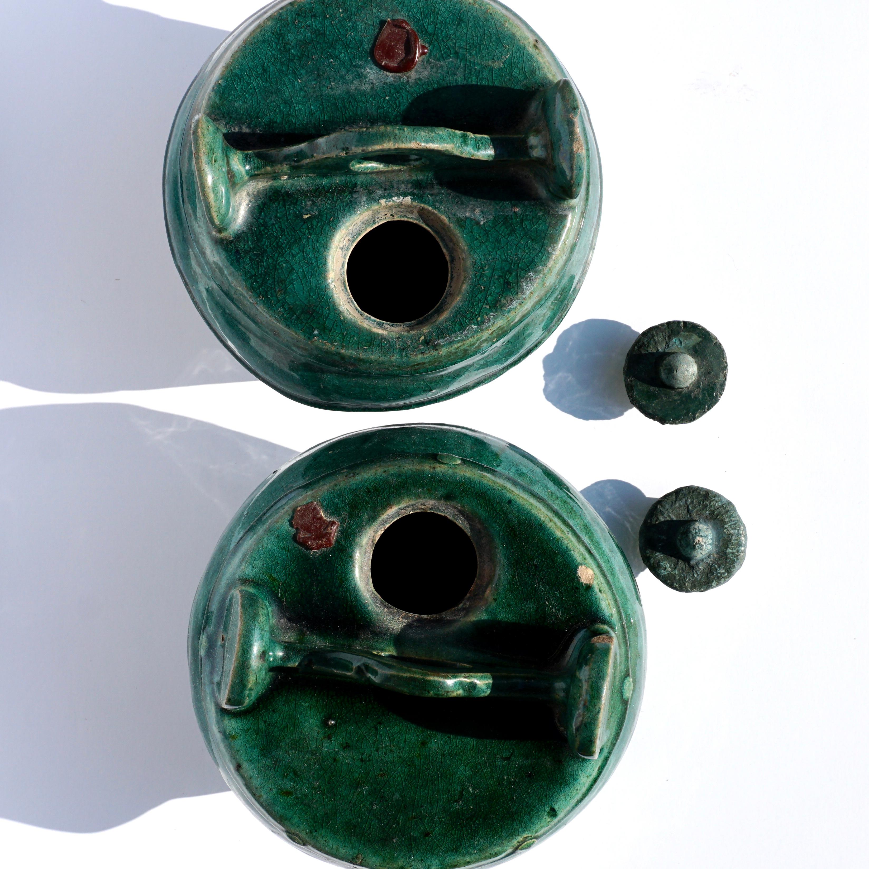 Grün glasierte Shiwan-Keramik Teekannen Qing Dynasty, 'Paar' (Spätes 19. Jahrhundert) im Angebot