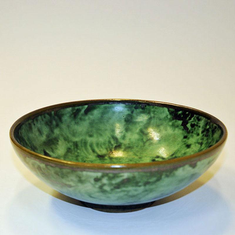 Eine einzigartige grün glasierte schwedische Vintage-Keramikschale von Nittsjö Keramik, Schweden 1940er Jahre. Große Schattierungen von grünen Farben mit Patina-Effekt rundum. Eine tiefe Schale, die sowohl für Obst als auch für Gemüse geeignet ist