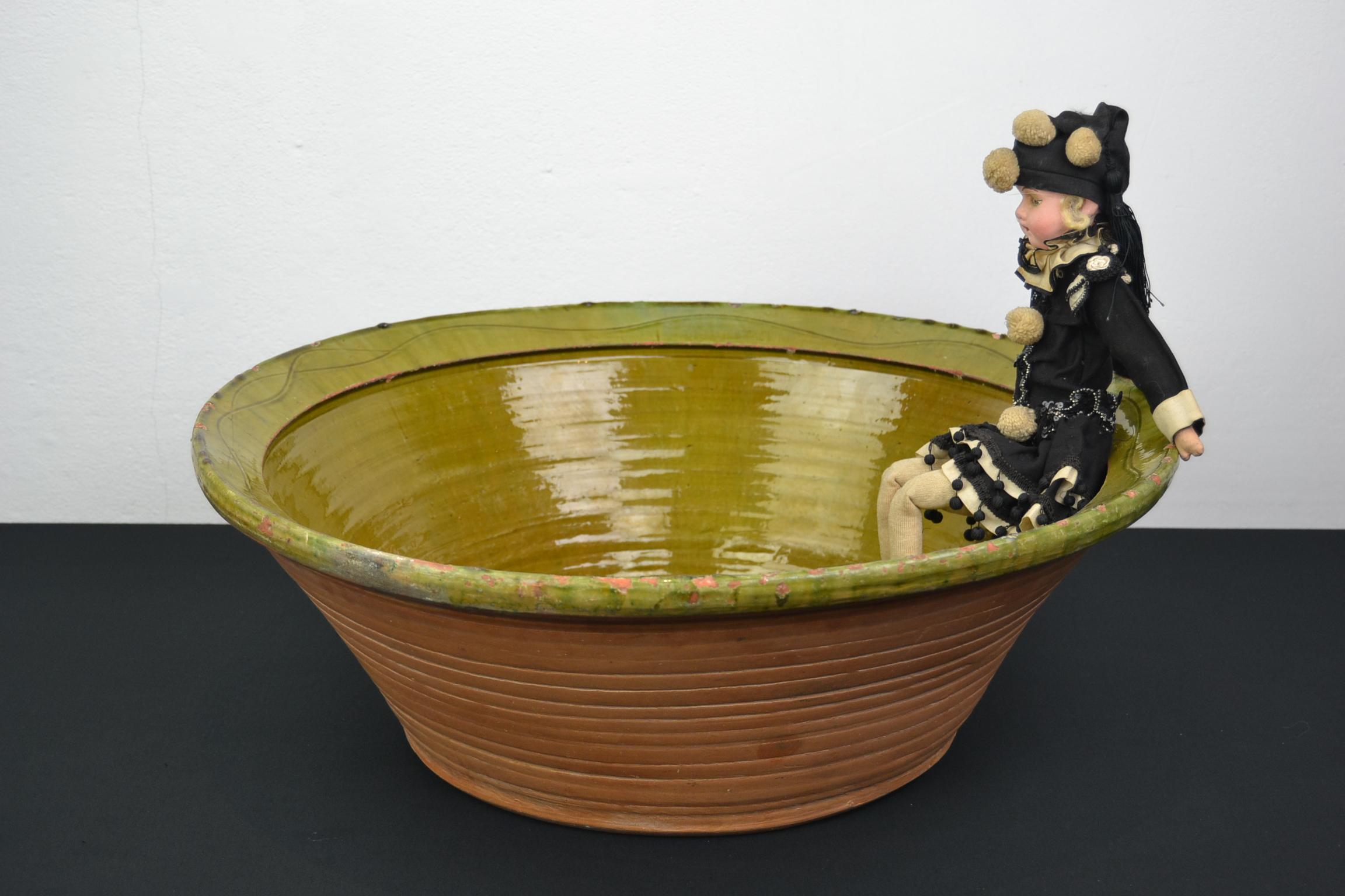 Green Glazed Terracotta Olive Bowl In Good Condition For Sale In Antwerp, BE