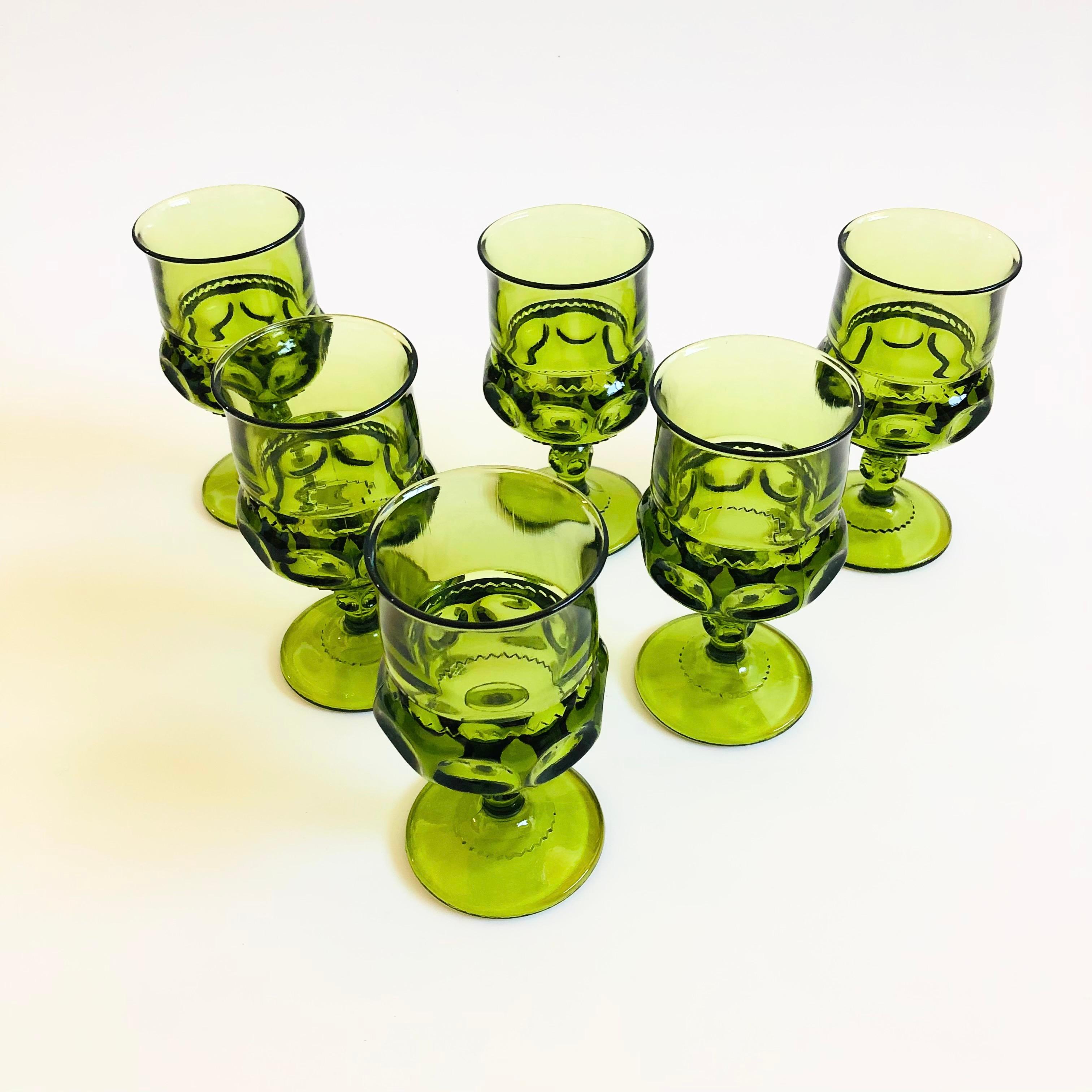 Un set di 6 calici vintage dal design ornato in vetro verde. Realizzato nel modello King's Crown da Indiana Glass. 

