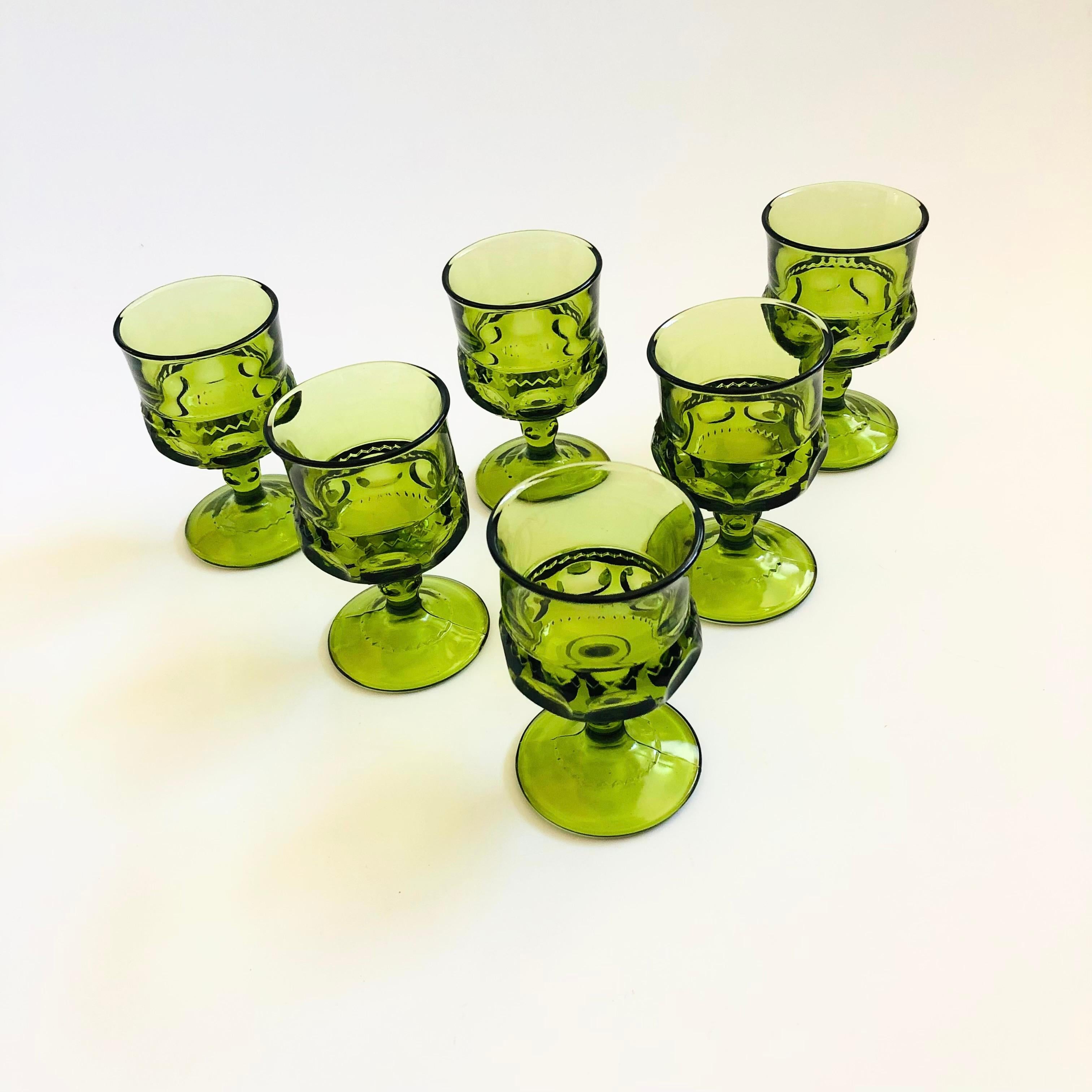 Un ensemble de 6 gobelets vintage au design orné en verre coloré vert. Fabriqué dans le motif King's Crown par Indiana Glass. Parfait pour un petit verre de vin ou de champagne.

