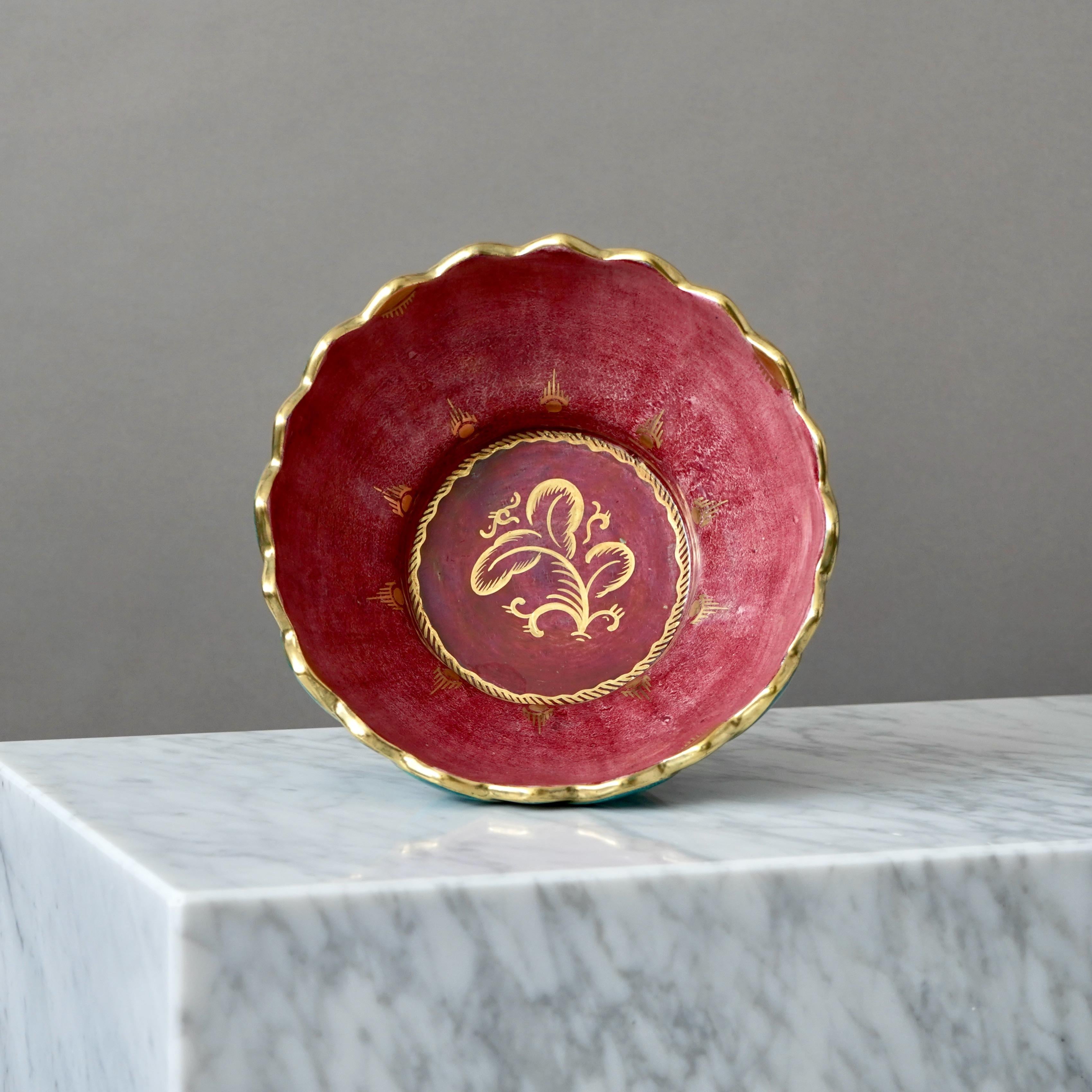 Una bellissima ciotola con un'incredibile smaltatura a lustro e dettagli dorati dipinti a mano. Grazia scandinava / Art Deco.
Realizzata da Josef Ekberg a Gustavsberg, Svezia, negli anni '1920.

Ottime condizioni. 
Timbro con marchio del