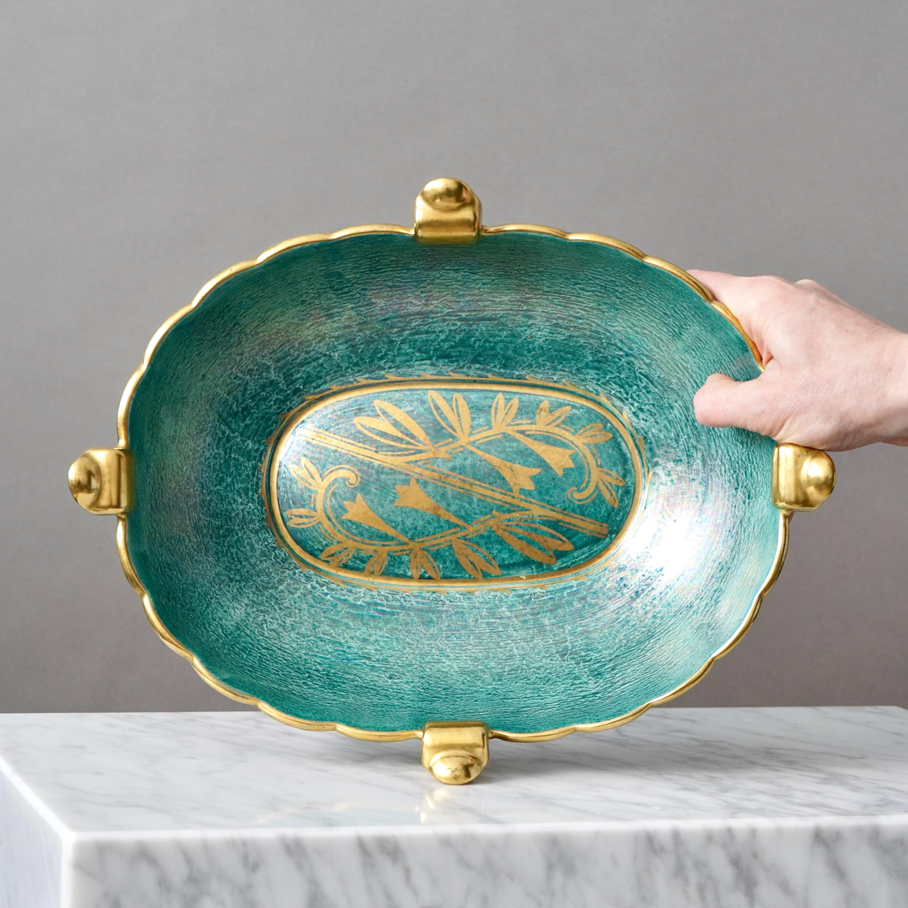 Una grande e bellissima ciotola con un'incredibile smaltatura a lustro e dettagli dorati dipinti a mano. Grazia scandinava / Art Deco.
Realizzata da Josef Ekberg a Gustavsberg, Svezia, negli anni '1920.

Ottime condizioni. 
Timbro con marchio del