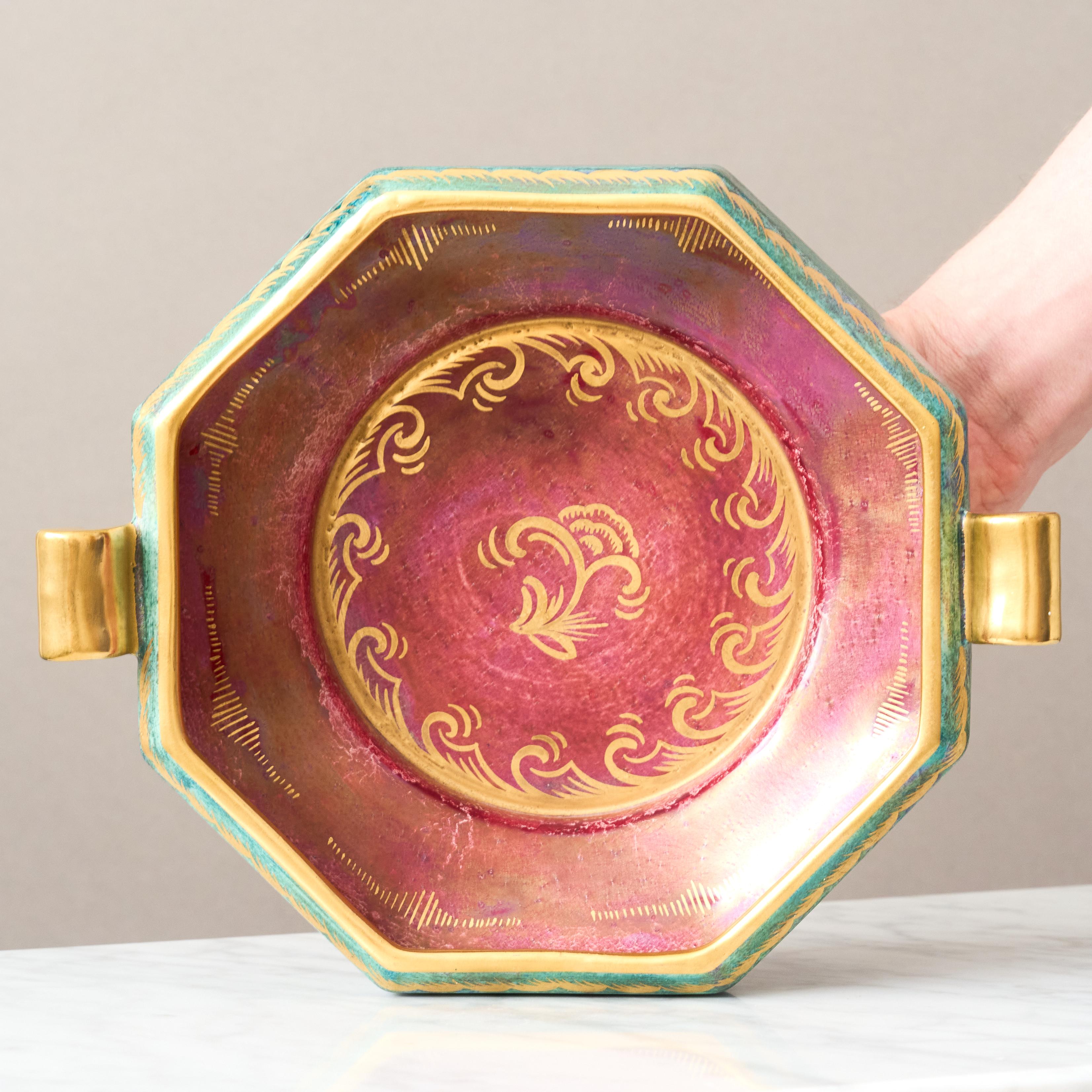 Un cuenco precioso con esmalte brillante y sorprendentes detalles dorados pintados a mano. Gracia escandinava / Art Decó.
Fabricado por Josef Ekberg en Gustavsberg, Suecia, años 1920.

Gran condición. 
Con la marca del fabricante.

JOSEF EKBERG