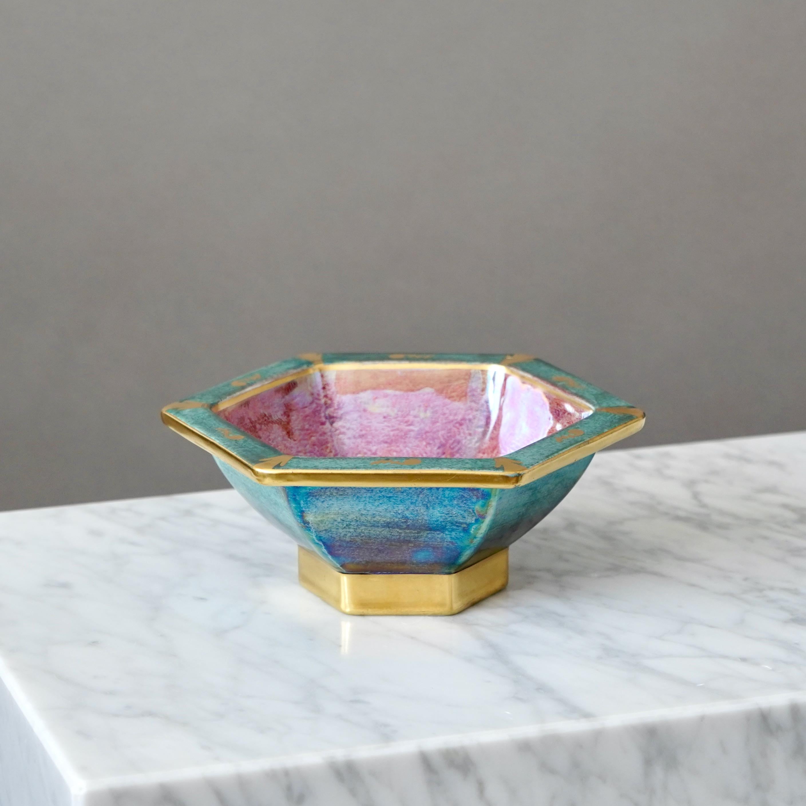 Cuenco de reflejo metálico Art Decó verde y dorado de Josef Ekberg para Gustavsberg, Suecia, años 20 Glaseado en venta