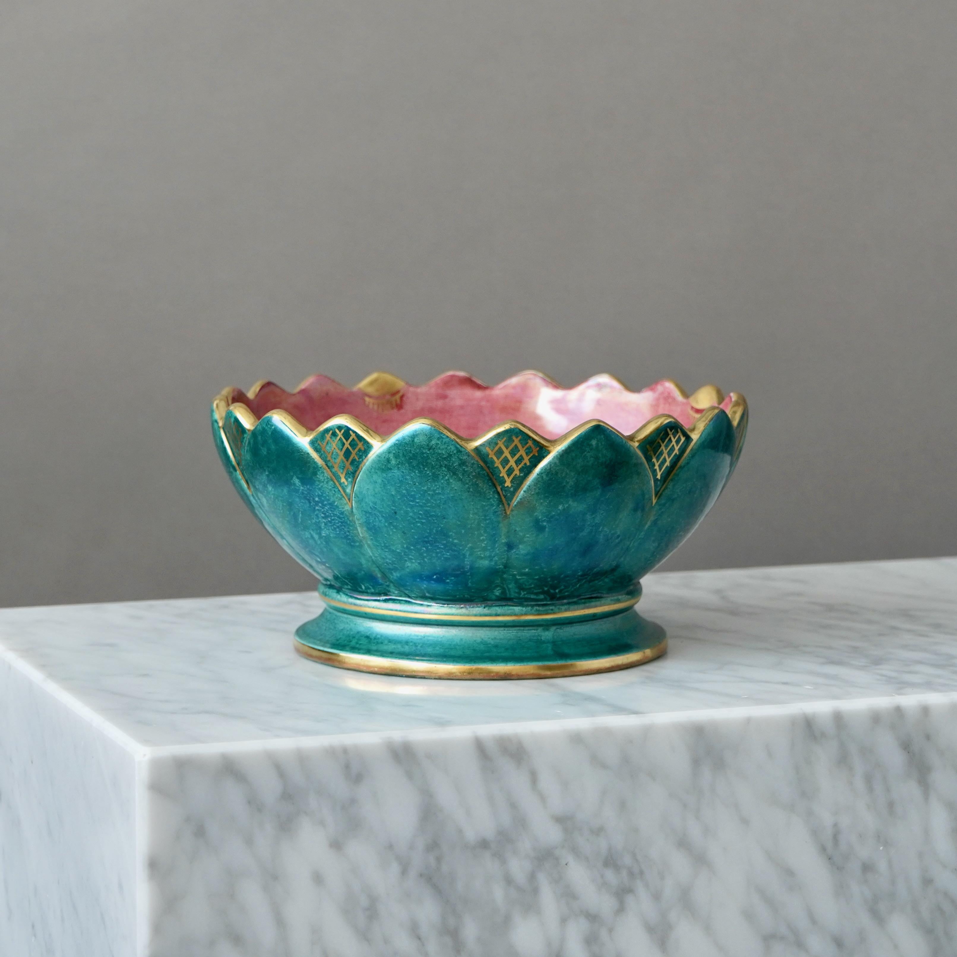 Smaltato Ciotola a lustro in oro verde Art Deco di Josef Ekberg per Gustavsberg, Svezia, anni '20 in vendita
