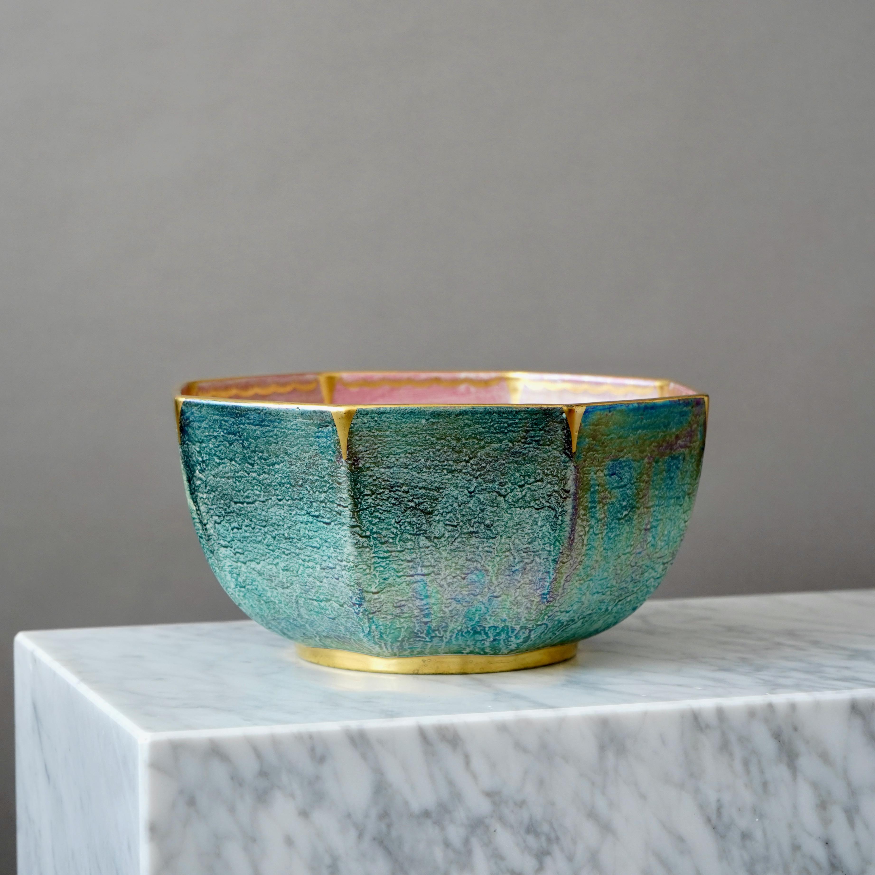 Grüne und goldene Art-Déco-Lüsterschaleschale in Grün von Josef Ekberg für Gustavsberg, Schweden, 1920er Jahre (Glasiert) im Angebot