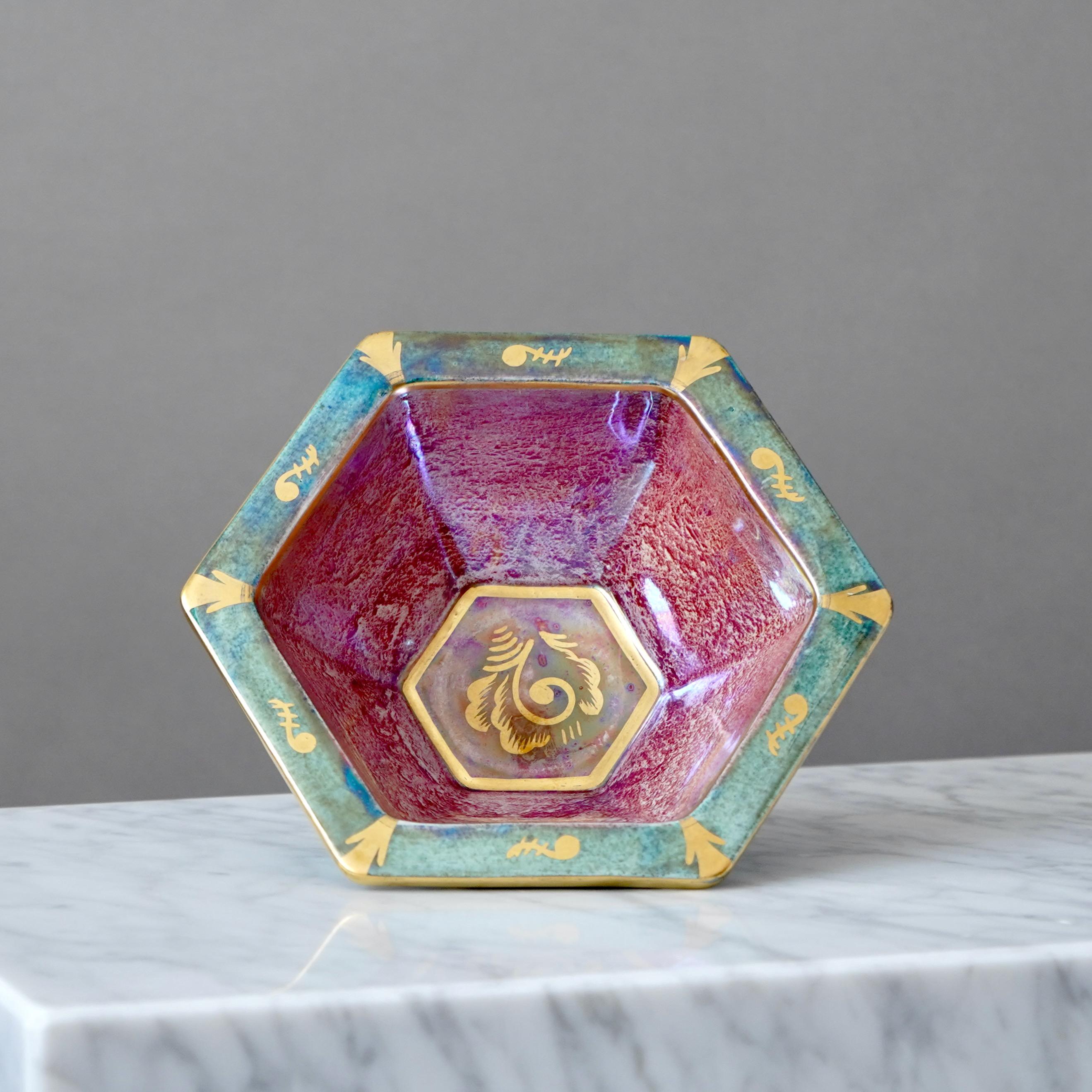 Cuenco de reflejo metálico Art Decó verde y dorado de Josef Ekberg para Gustavsberg, Suecia, años 20 principios del siglo XX en venta
