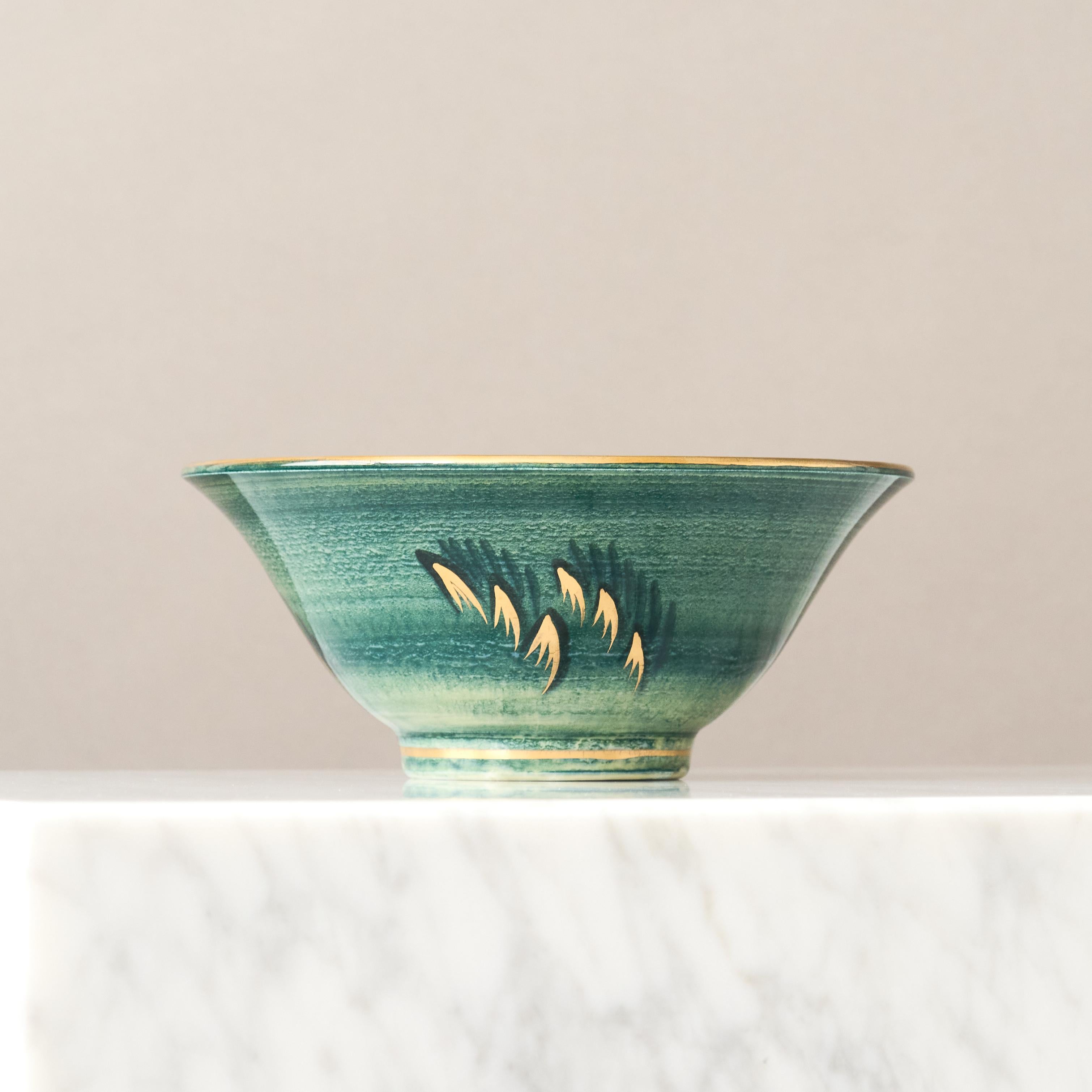 Un cuenco precioso con un sorprendente esmalte brillante y detalles dorados pintados a mano. Gracia escandinava / Art Decó.
Fabricado por Josef Ekberg en Gustavsberg, Suecia, 1926.

Excelente estado. 
Firmado 