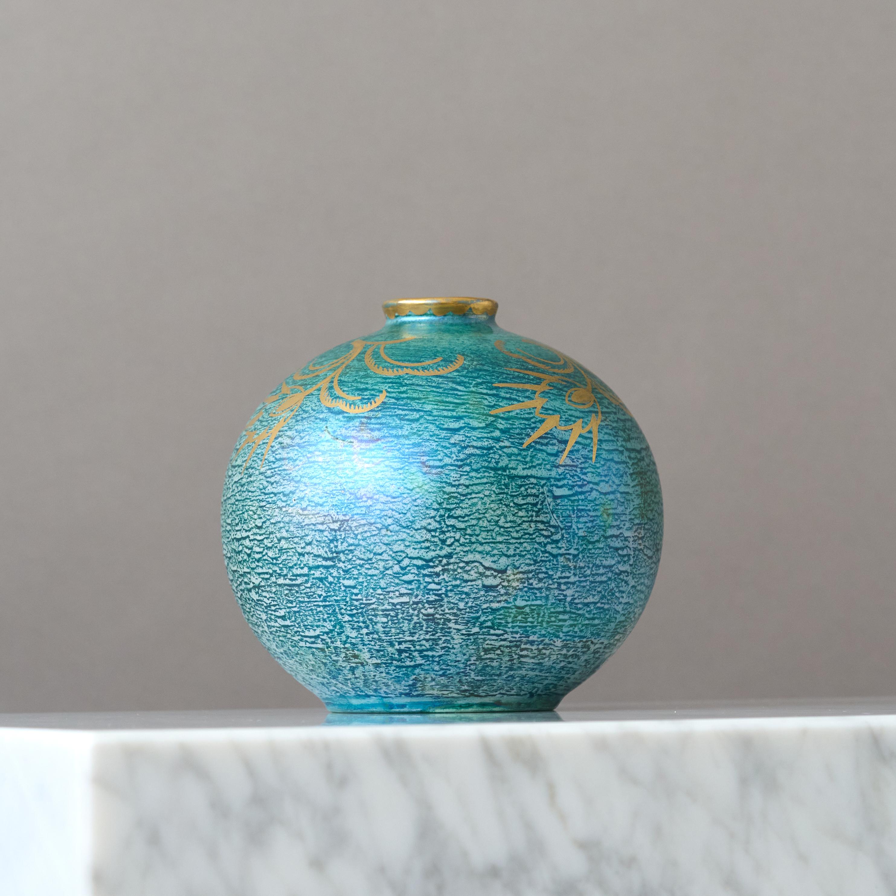 Un bellissimo vaso a forma di globo con smalto lustro e incredibili dettagli dorati dipinti a mano. Grazia scandinava / Art Deco.
Realizzata da Josef Ekberg a Gustavsberg, Svezia, negli anni '1920.

Ottime condizioni. Nessuna scheggiatura, crepa o