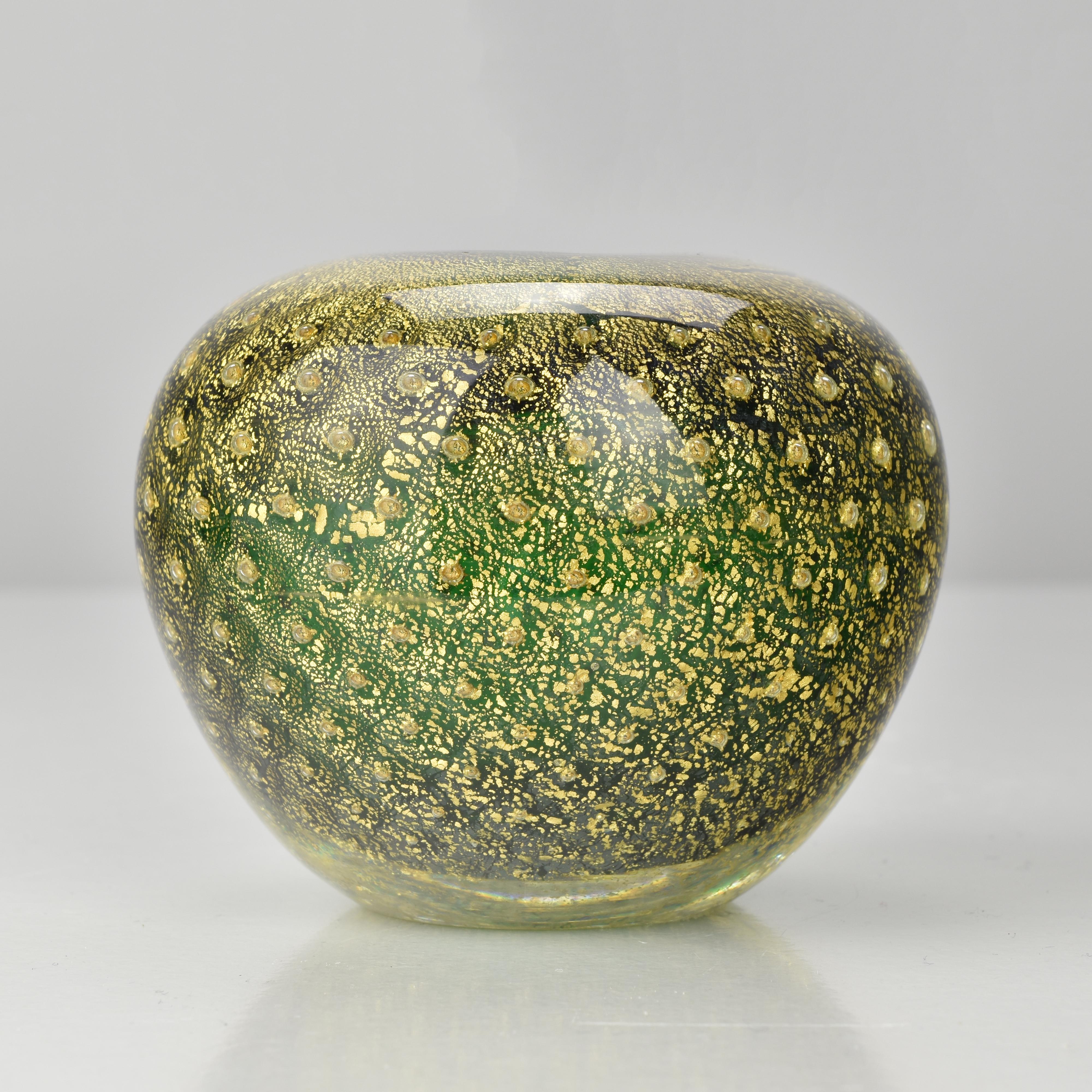 Italiano Green & Gold Bullicante Art Glass Vase, Attributed to Carlo Scarpa for Venini in vendita