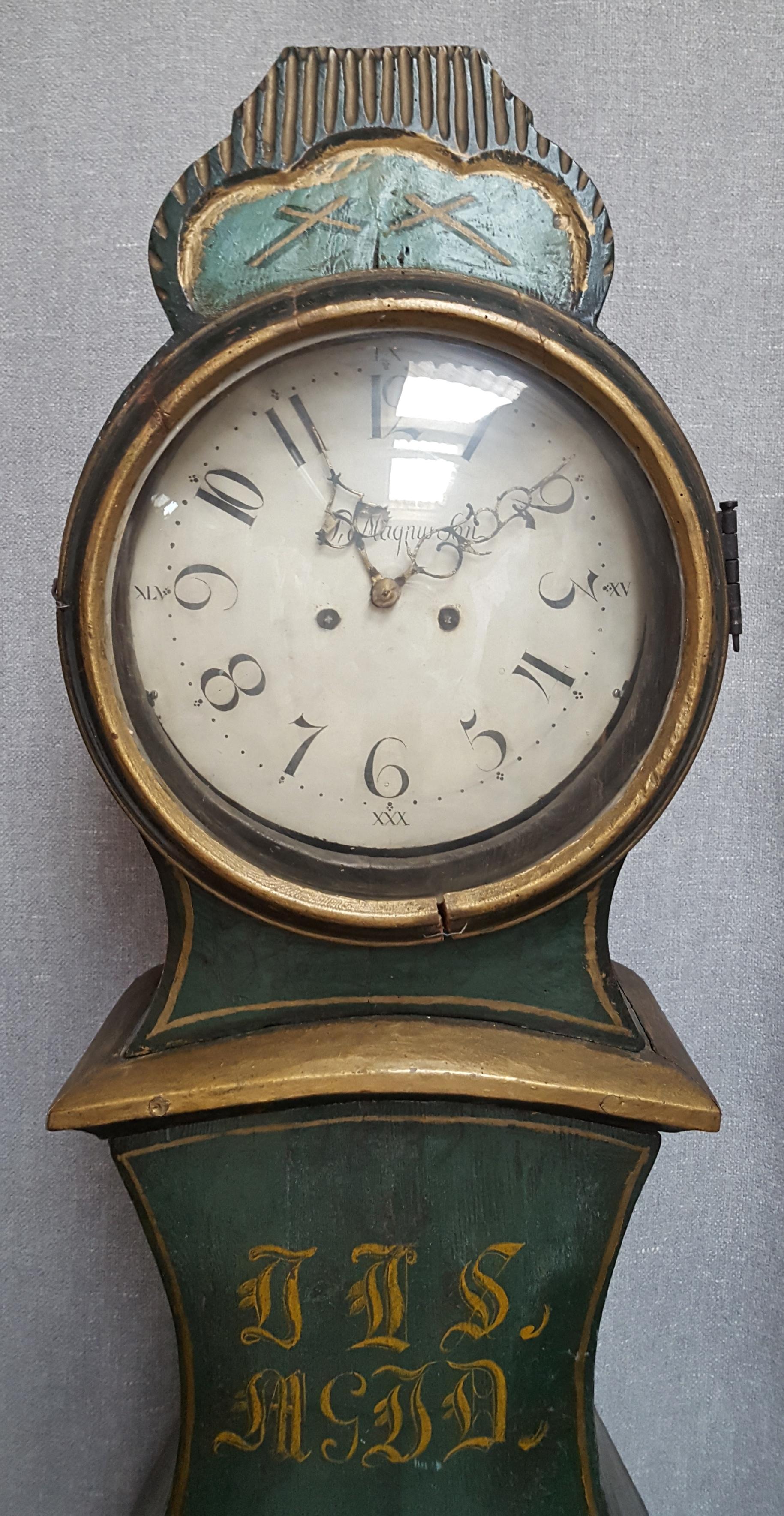 Super rare antique Swedish Fyksdall Mora clock from early 1800s in probable original paint with a great fryksdall style shape body and a good face with lots of detail and nicely detailed hood in great condition. 

It has the Classic extended belly