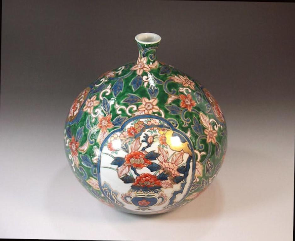 Exquisite Japanese contemporary decorative porcelain vase, intricately gilded and hand-painted on a stunning ovoid shape body in red and green, a signed masterpiece by highly acclaimed master porcelain artist in Imari-Arita region of Japan, and