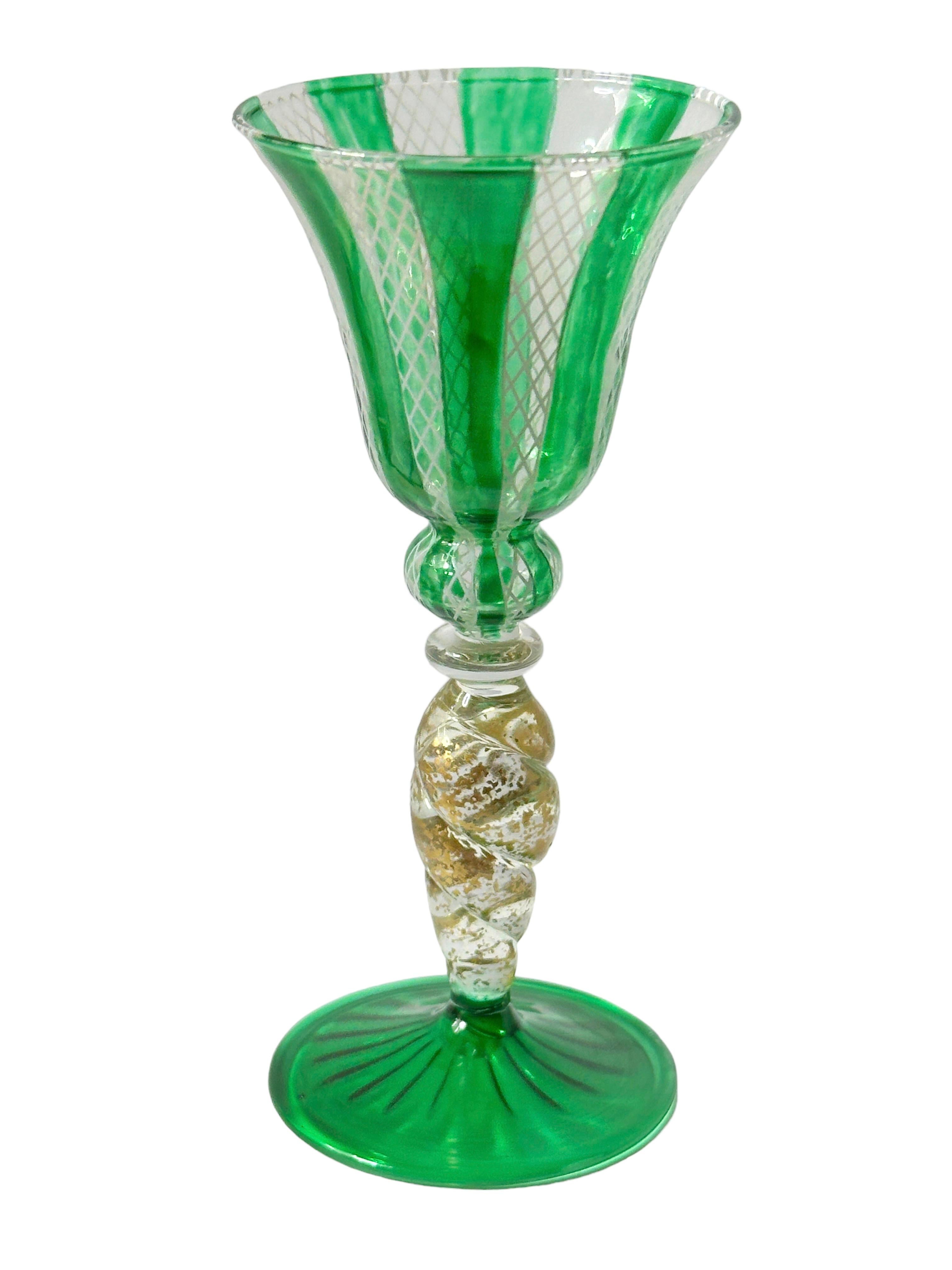 Green & Gold Stardust Salviati Murano Glass Liqueur Goblet, Vintage Italy  In Good Condition For Sale In Nuernberg, DE