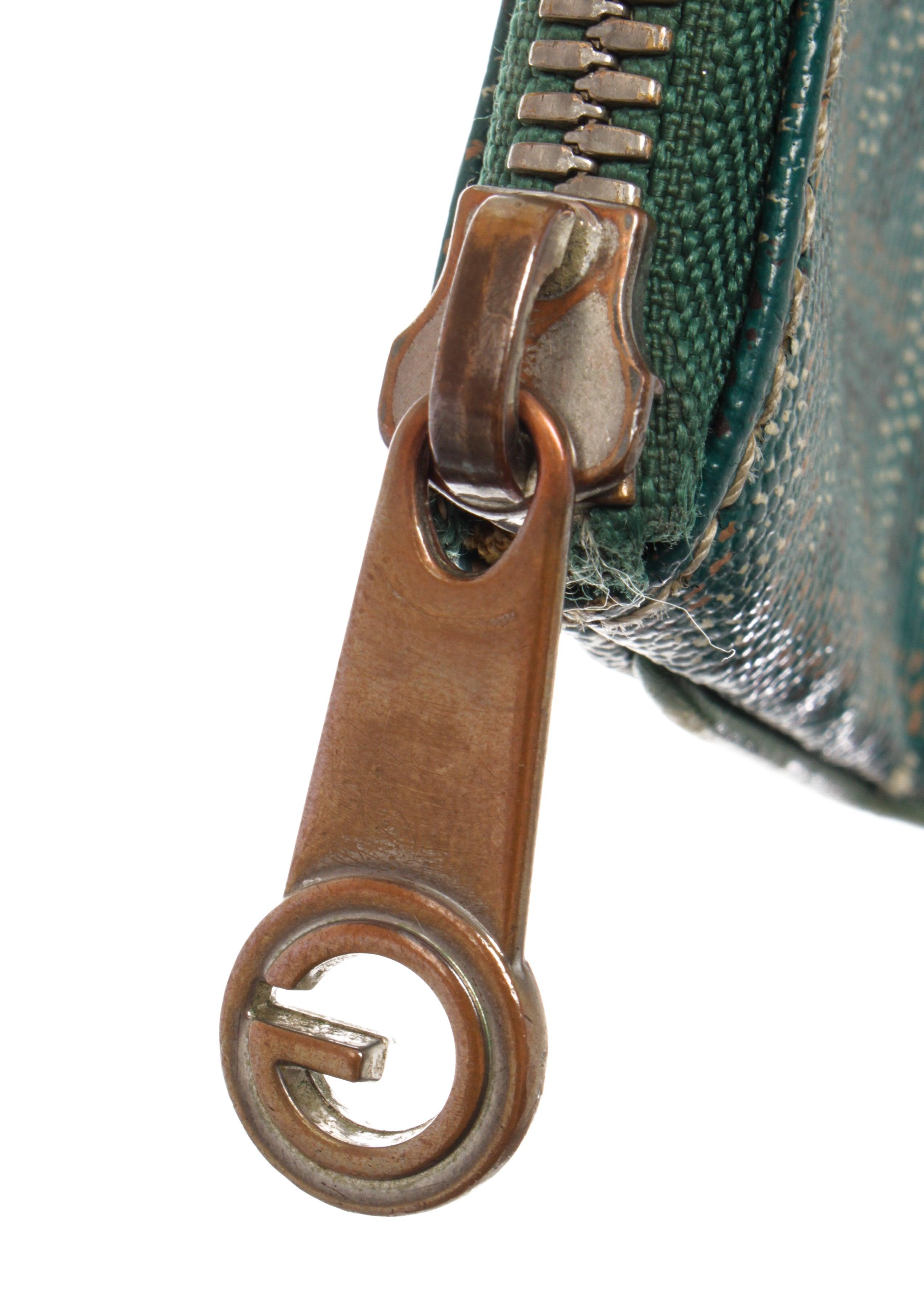 Gris Goyardine pochette Senat GM en toile enduite verte avec détails en métal argenté en vente