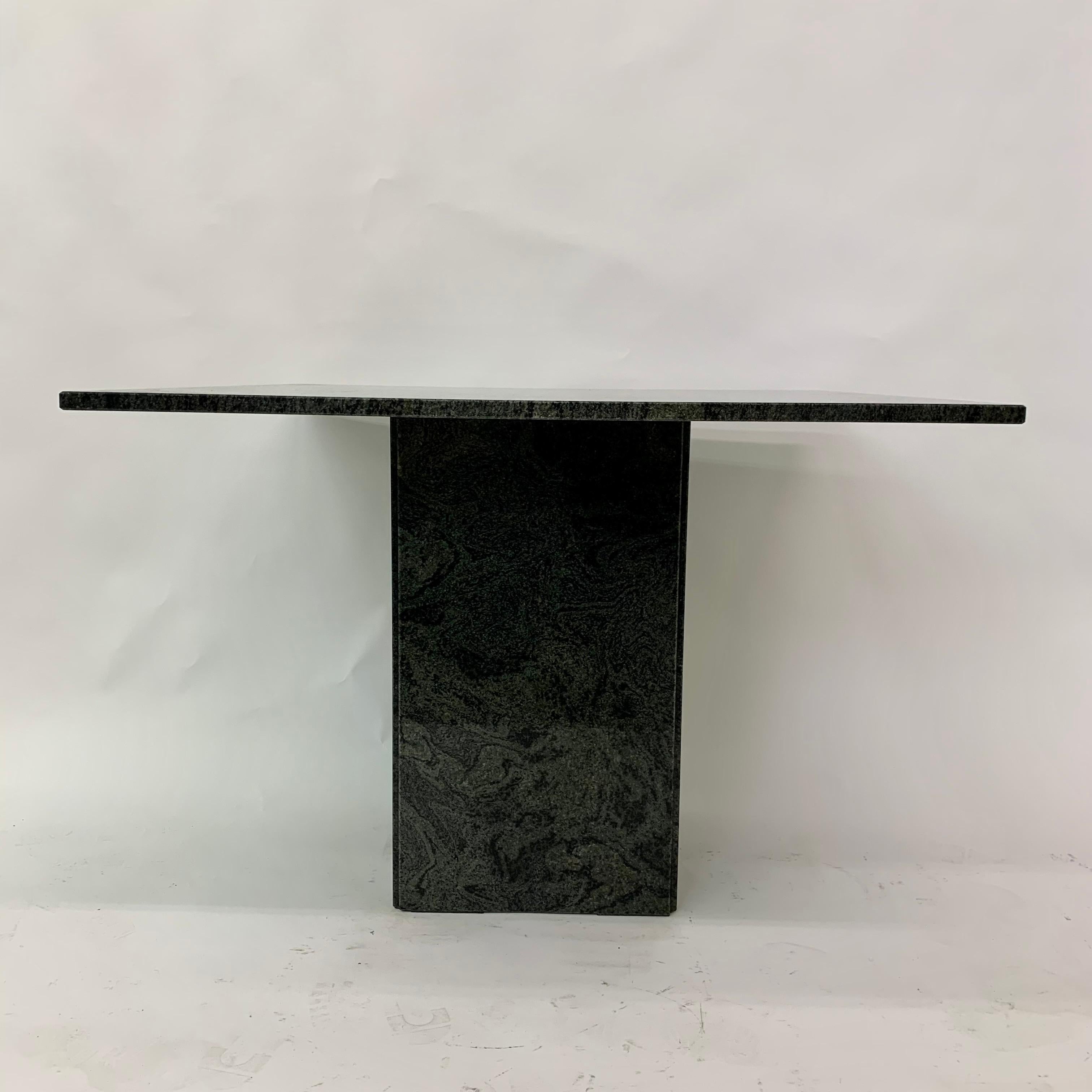 Mesa de comedor de granito verde, años 80 en venta 4