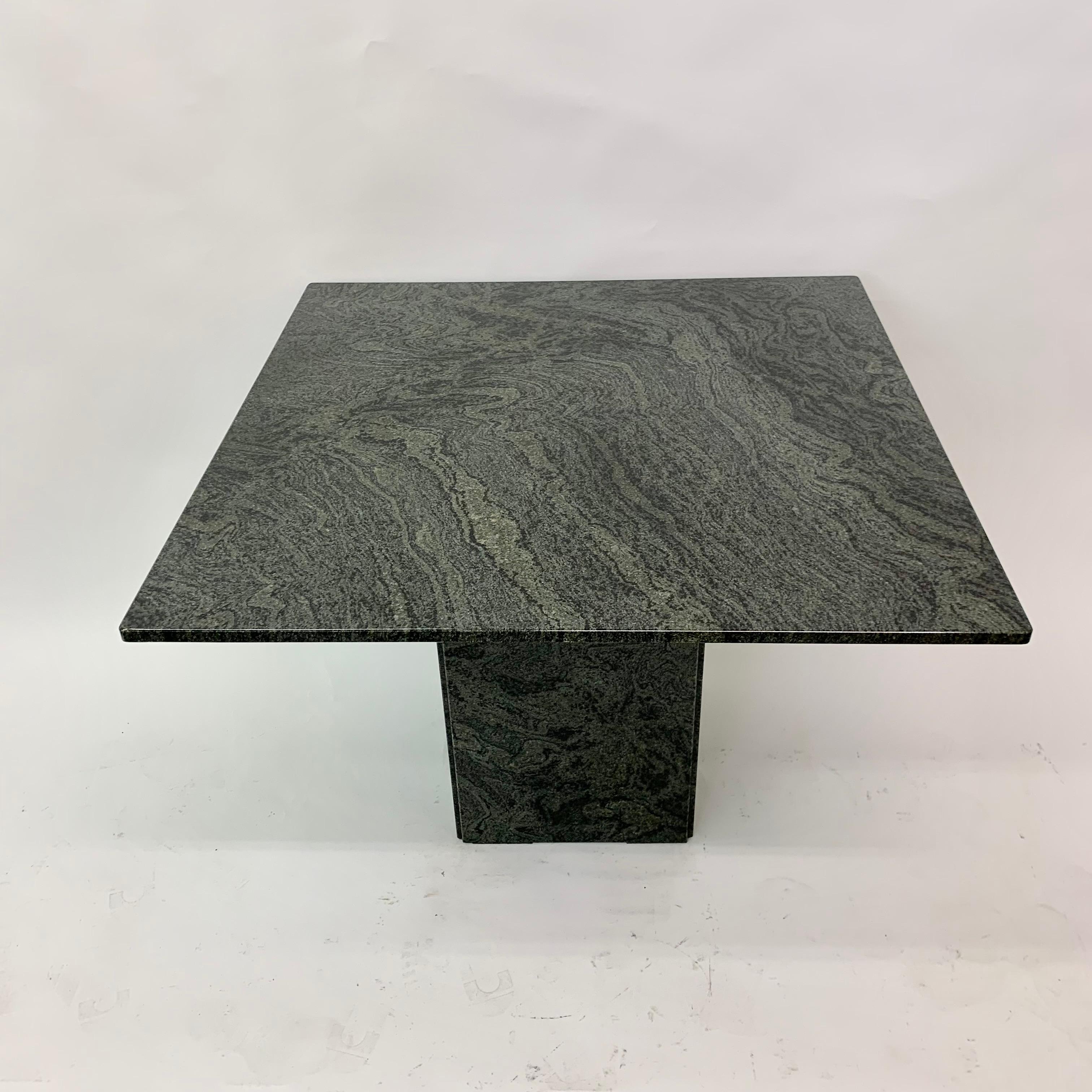 Mesa de comedor de granito verde, años 80 en venta 6