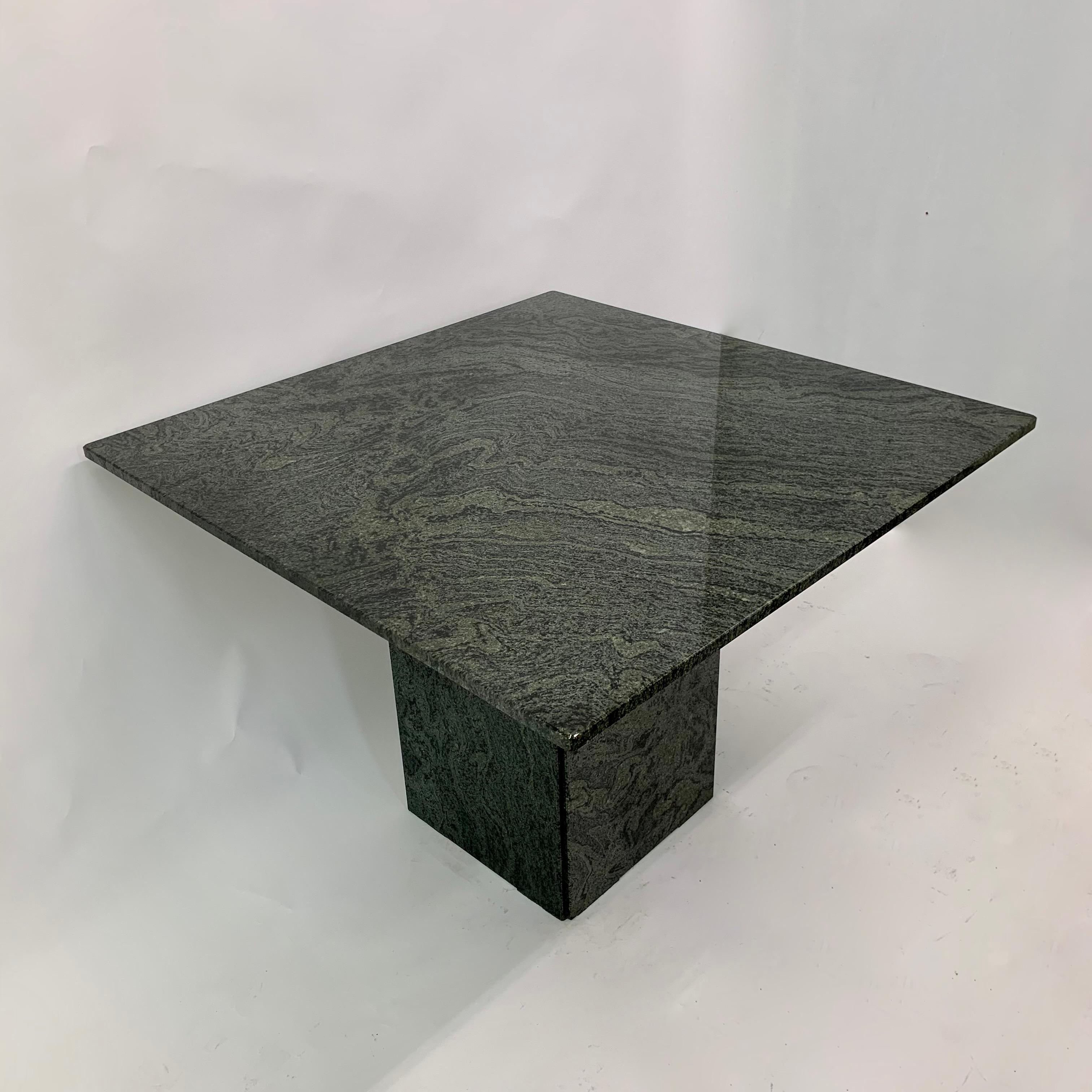 Mesa de comedor de granito verde, años 80 en venta 7