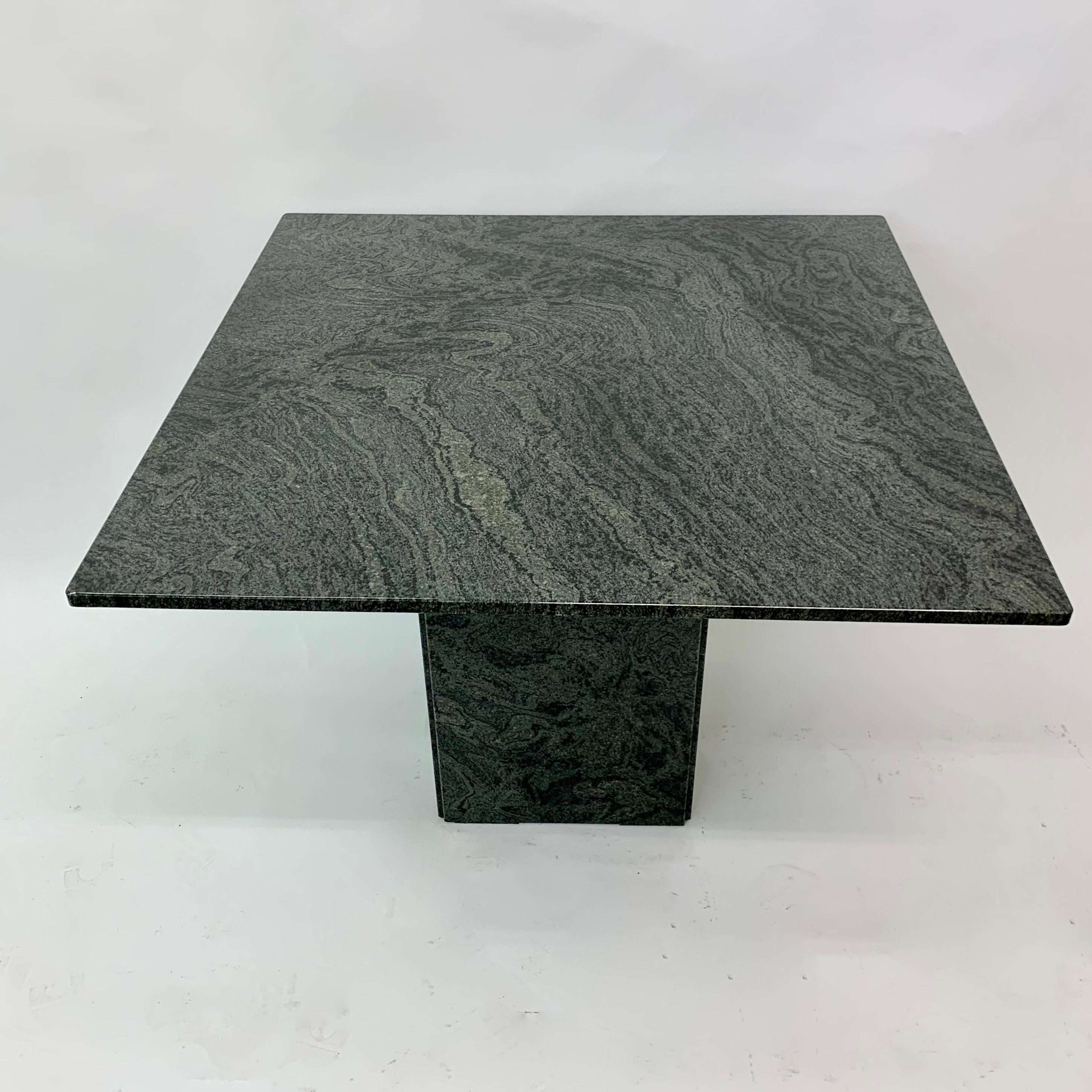 Mesa de comedor de granito verde, años 80 en venta 8