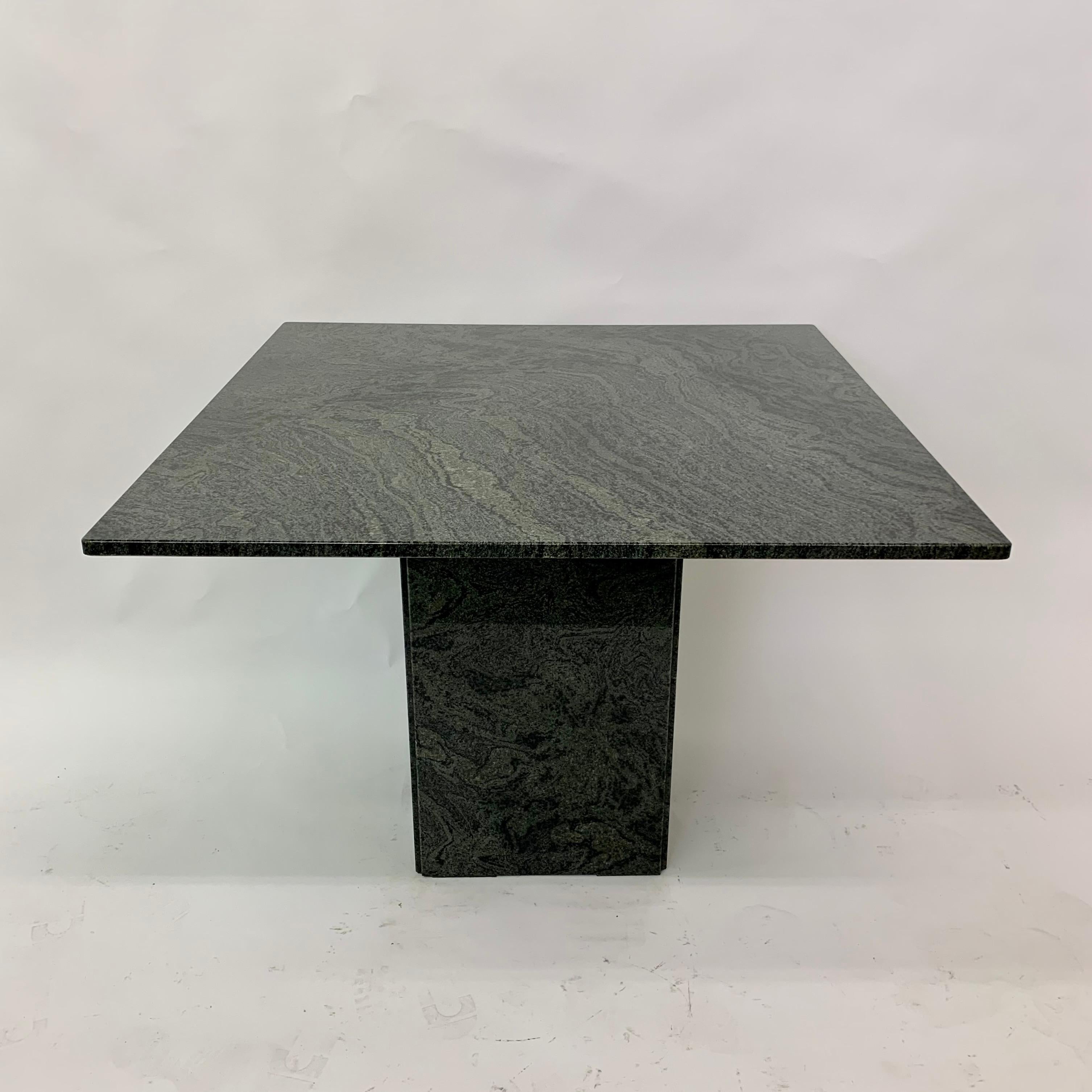 Mesa de comedor de granito verde, años 80

Preciosa mesa de comedor de granito verde oscuro de los años 80.
Dimensiones: 72 cm de altura, 100 cm de anchura y 100 cm de profundidad
Material: Granito