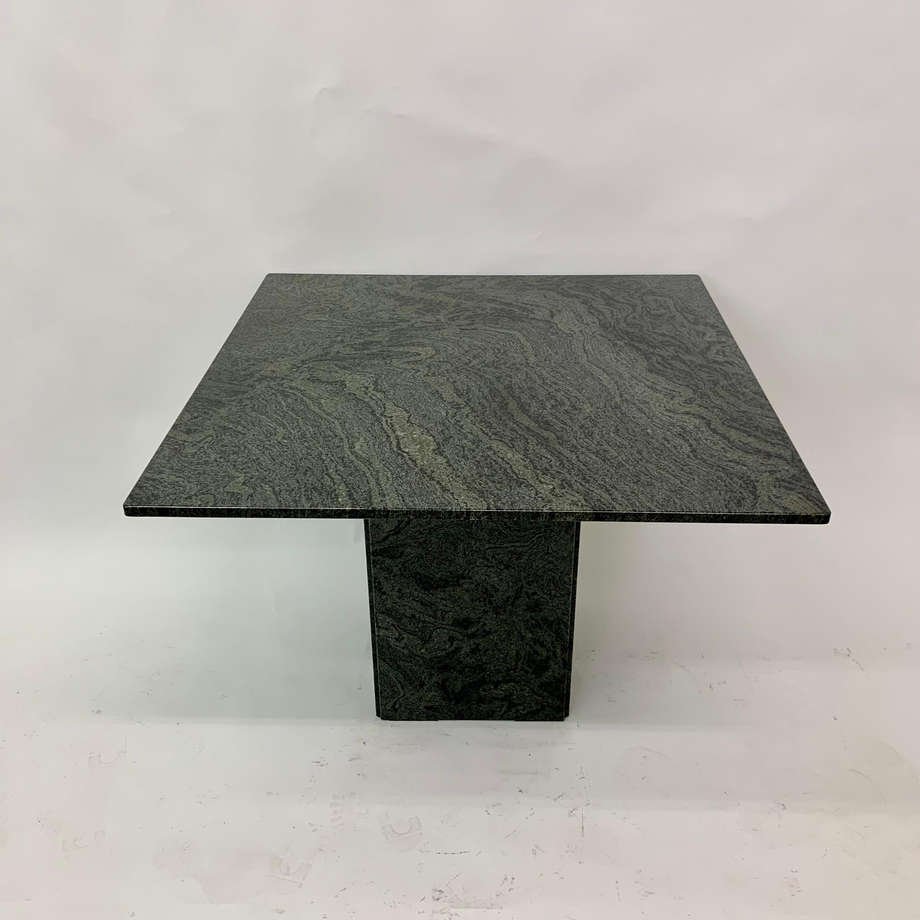 Mesa de comedor de granito verde, años 80 Posmoderno en venta