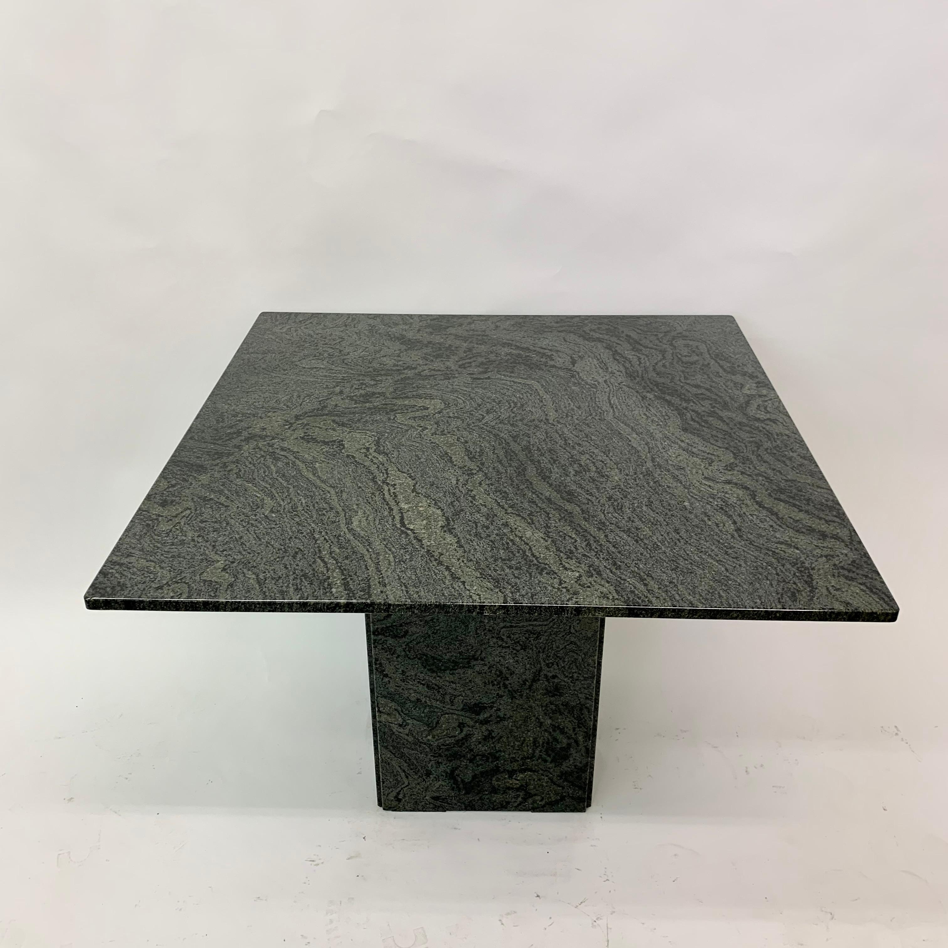 Mesa de comedor de granito verde, años 80 Italiano en venta