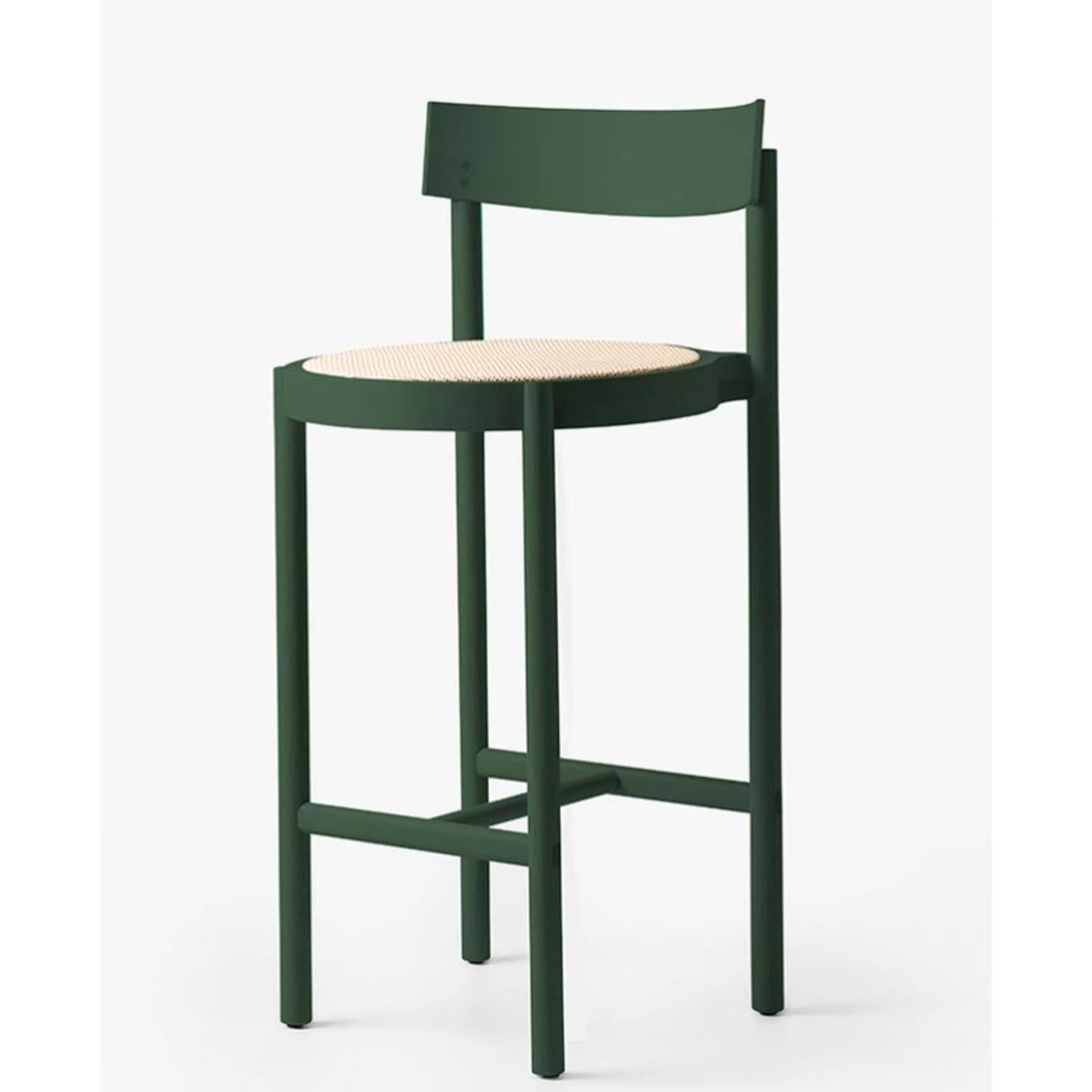 Taburete de bar Gravatá verde by Wentz
Dimensiones: P 52 x An 47 x Al 100 cm
Materiales: Madera de Tauari, Caña/Tapicería.
Peso: 4,7 kg / 10,4 lbs

La serie Gravatá sintetiza nuestra visión sobre la sencillez funcional y visual de los muebles. A