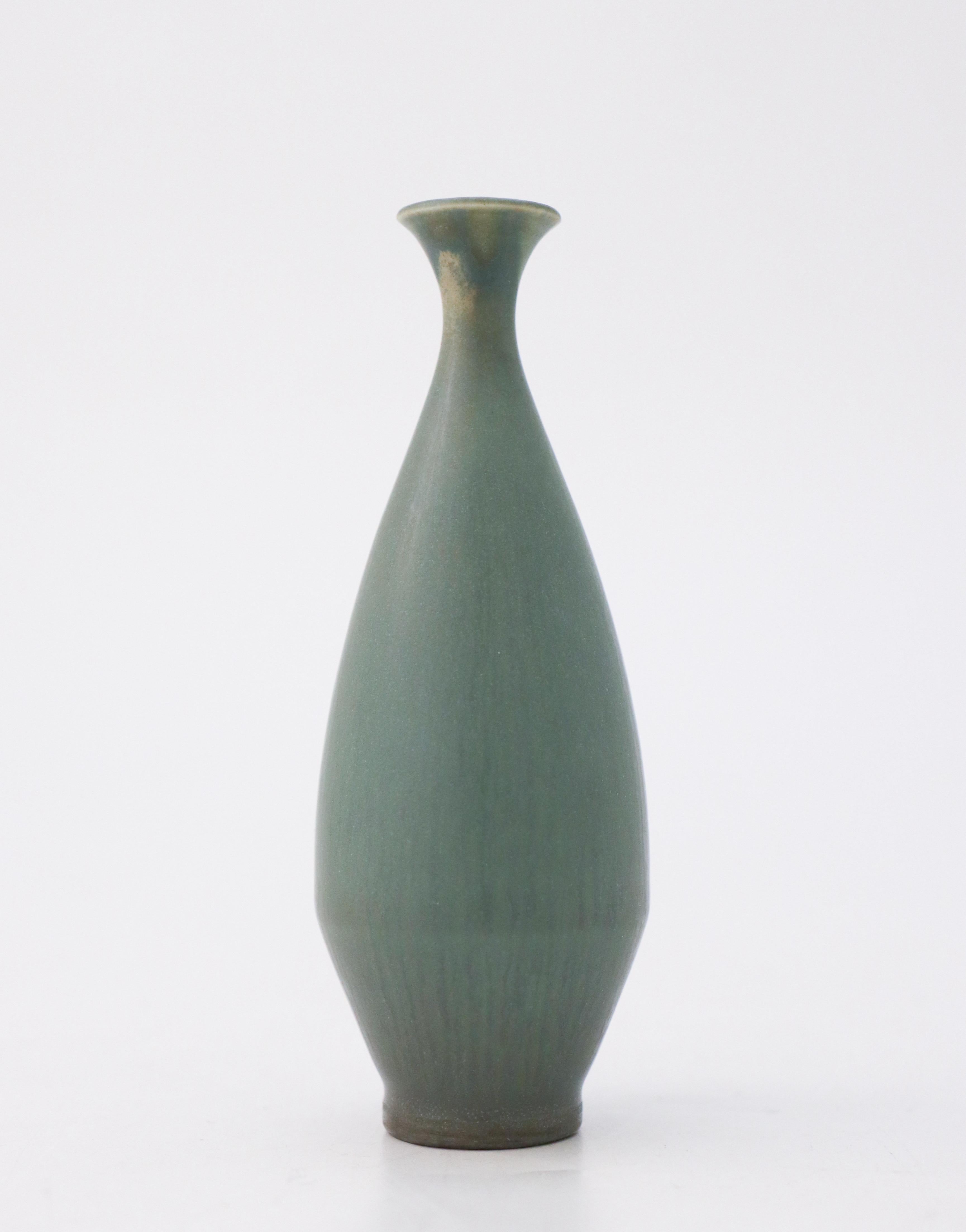 Vase vert acier / gris conçu par Berndt Friberg chez Gustavsberg à Stockholm, le vase mesure 10 cm de haut. Il a une belle glaçure de fourrure de har et vase produit en 1967, il est marqué comme sur la photo. Il est en excellent état à l'exception