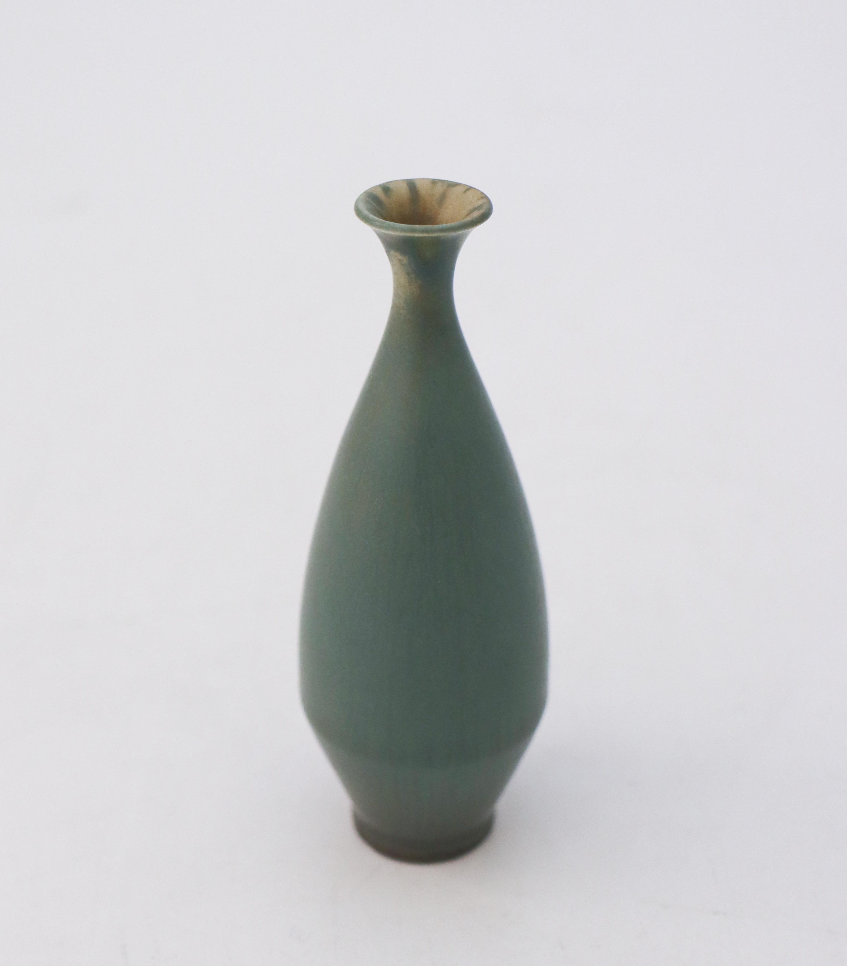 Vase en céramique vert/gris Berndt Friberg Gustavsberg, Vintage du milieu du siècle dernier - 1967 Excellent état - En vente à Stockholm, SE