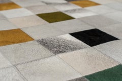 Tappeto da pavimento in pelle di mucca personalizzabile verde, grigio e senape a quadratini cadenti X-Large
