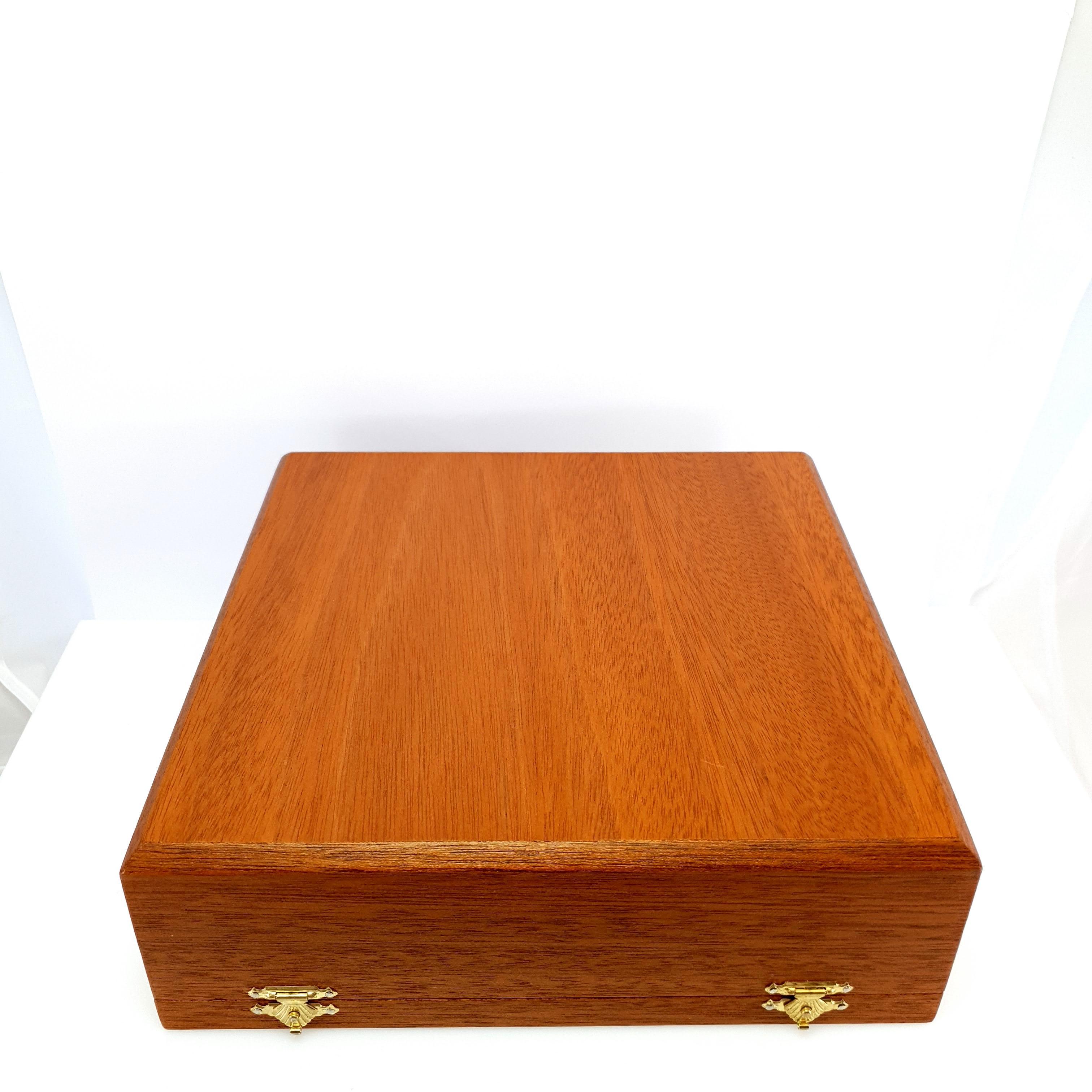 Green Grossular Garnet Decorative Jewelry Gemstone Box with Black Marble Square For Sale 6