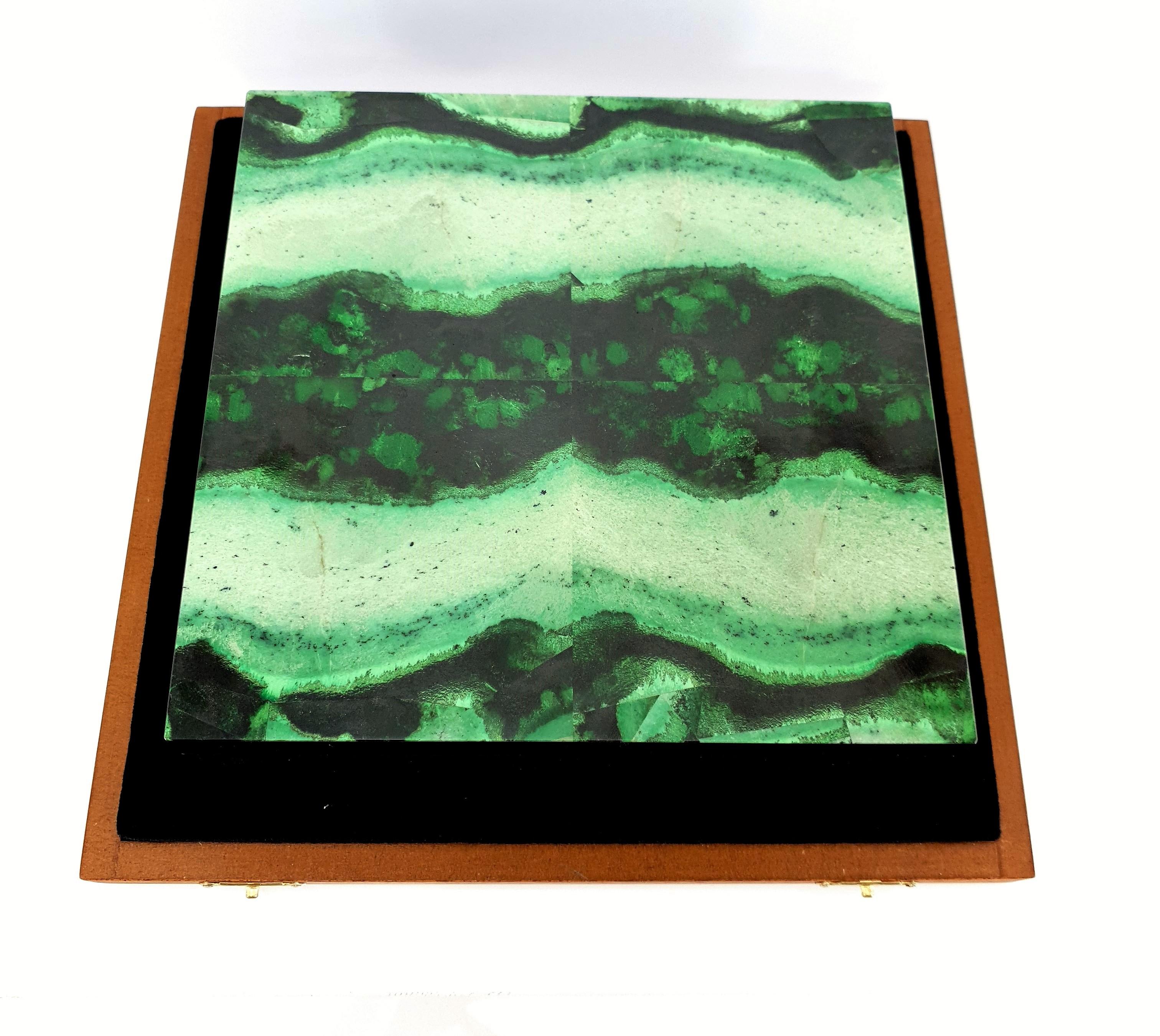 Green Grossular Garnet Decorative Jewelry Gemstone Box with Black Marble Square In New Condition For Sale In Kirschweiler, DE