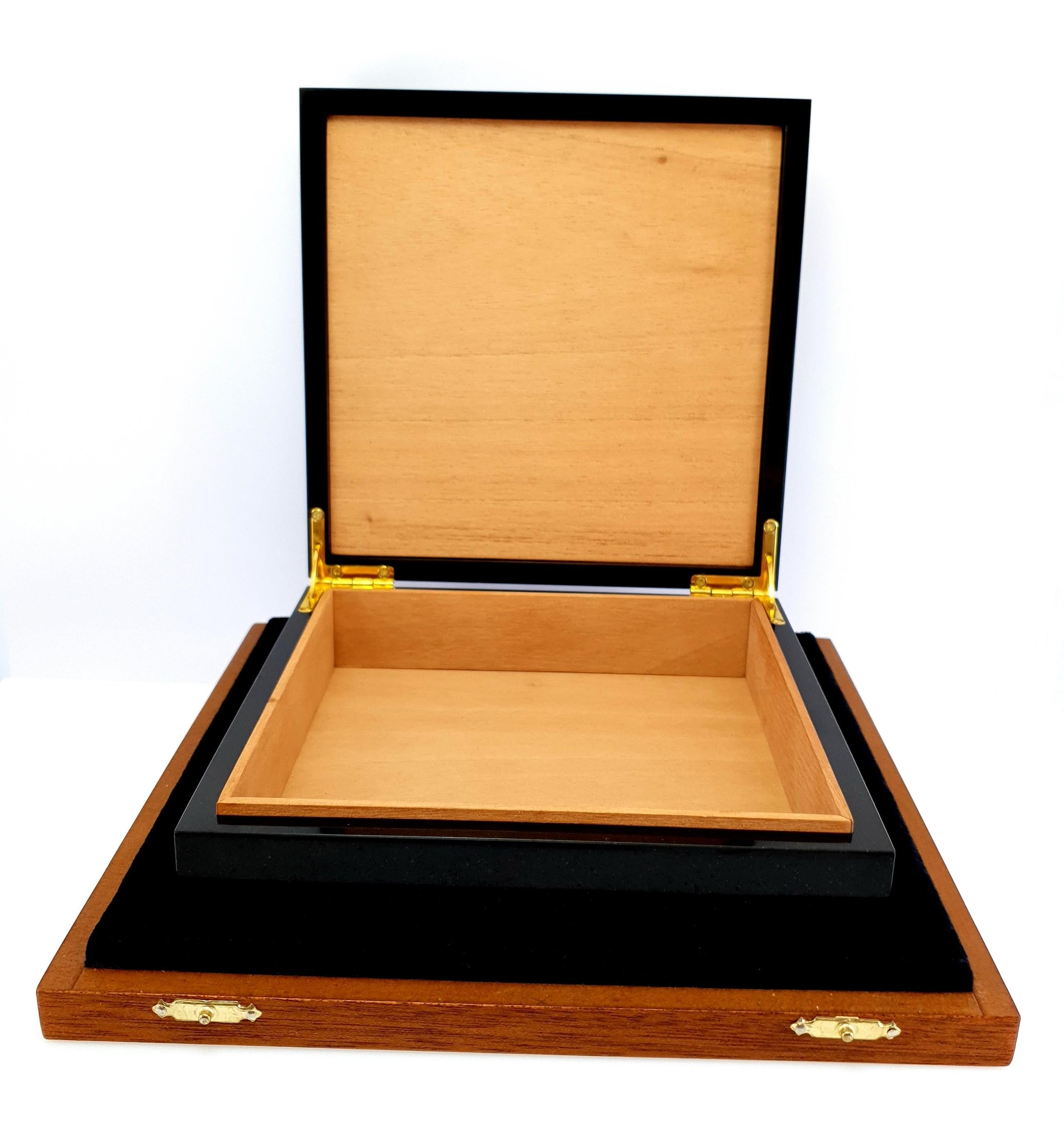 Green Grossular Garnet Decorative Jewelry Gemstone Box with Black Marble Square For Sale 3