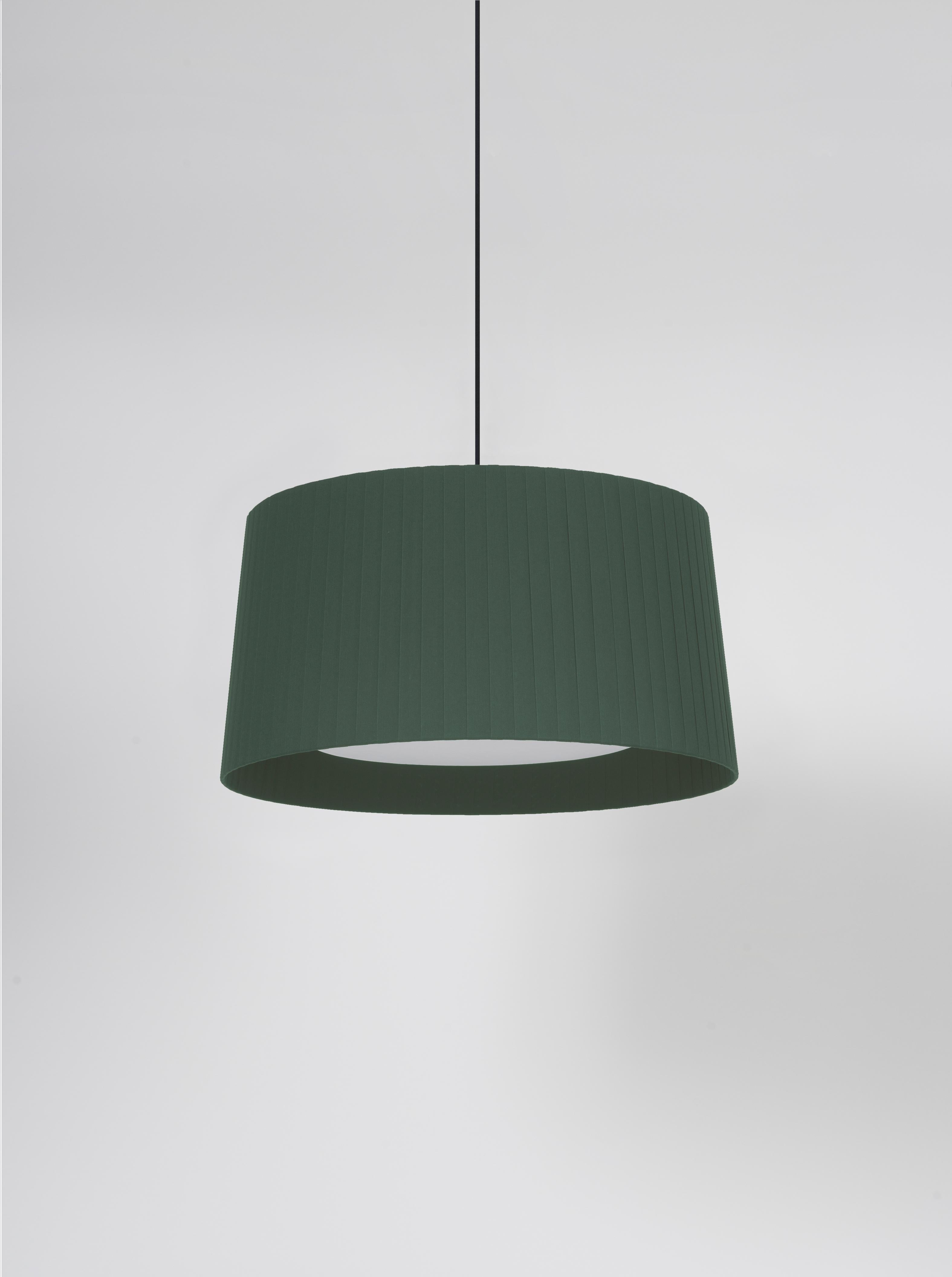 Green GT5 pendant lamp by Santa & Cole
Dimensions: D 62 x H 32 cm
Materials: Metal, ribbon.
Available in other colors. Available in 2 lights version.

Designed for intermediate volumes and household areas, GT5 and GT6 are hanging lamps with