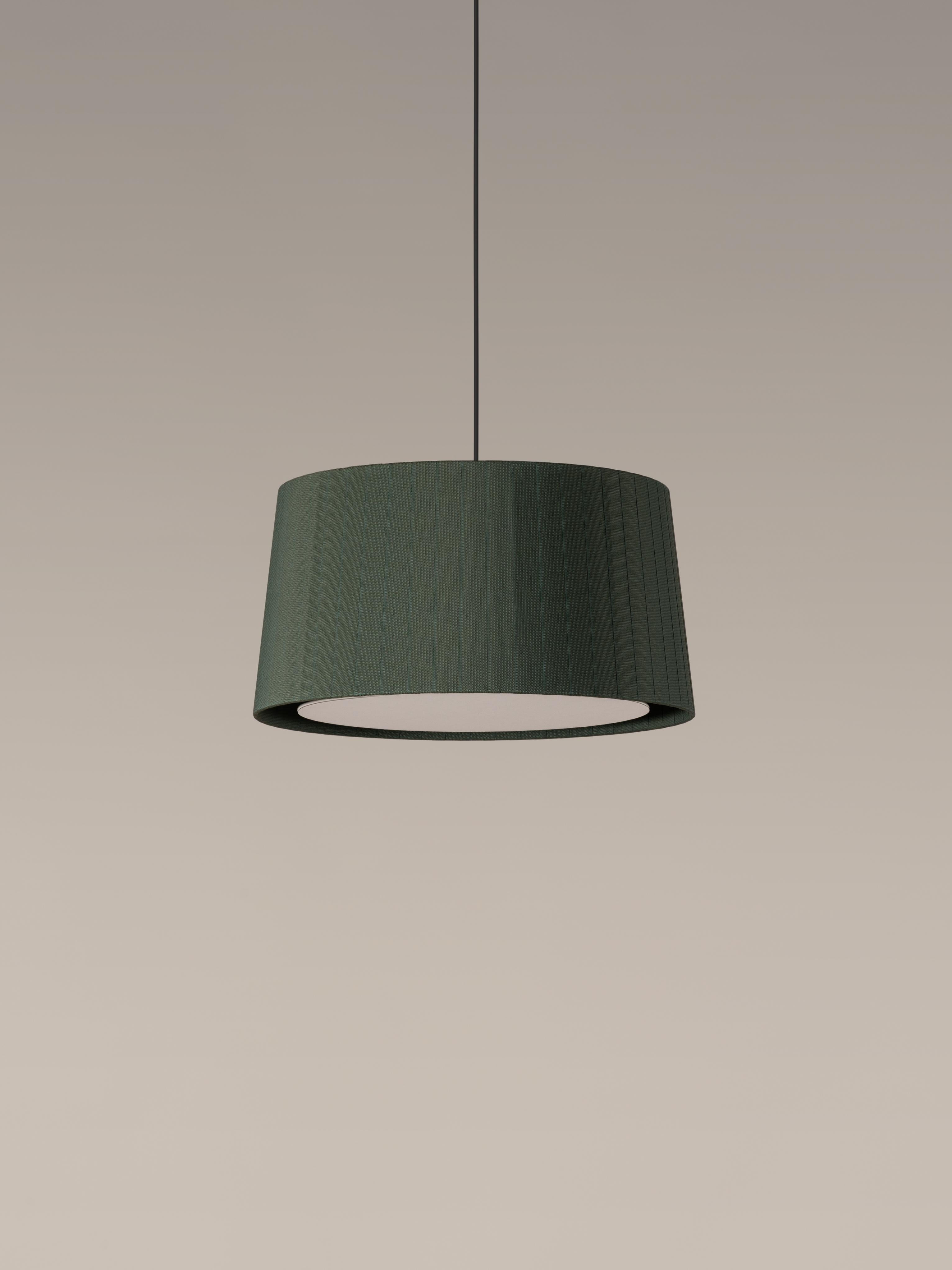 Green GT6 pendant lamp by Santa & Cole
Dimensions: D 45 x H 23 cm
Materials: Metal, ribbon.
Available in other colors. Available in 2 lights version.

Designed for intermediate volumes and household areas, GT5 and GT6 are hanging lamps with