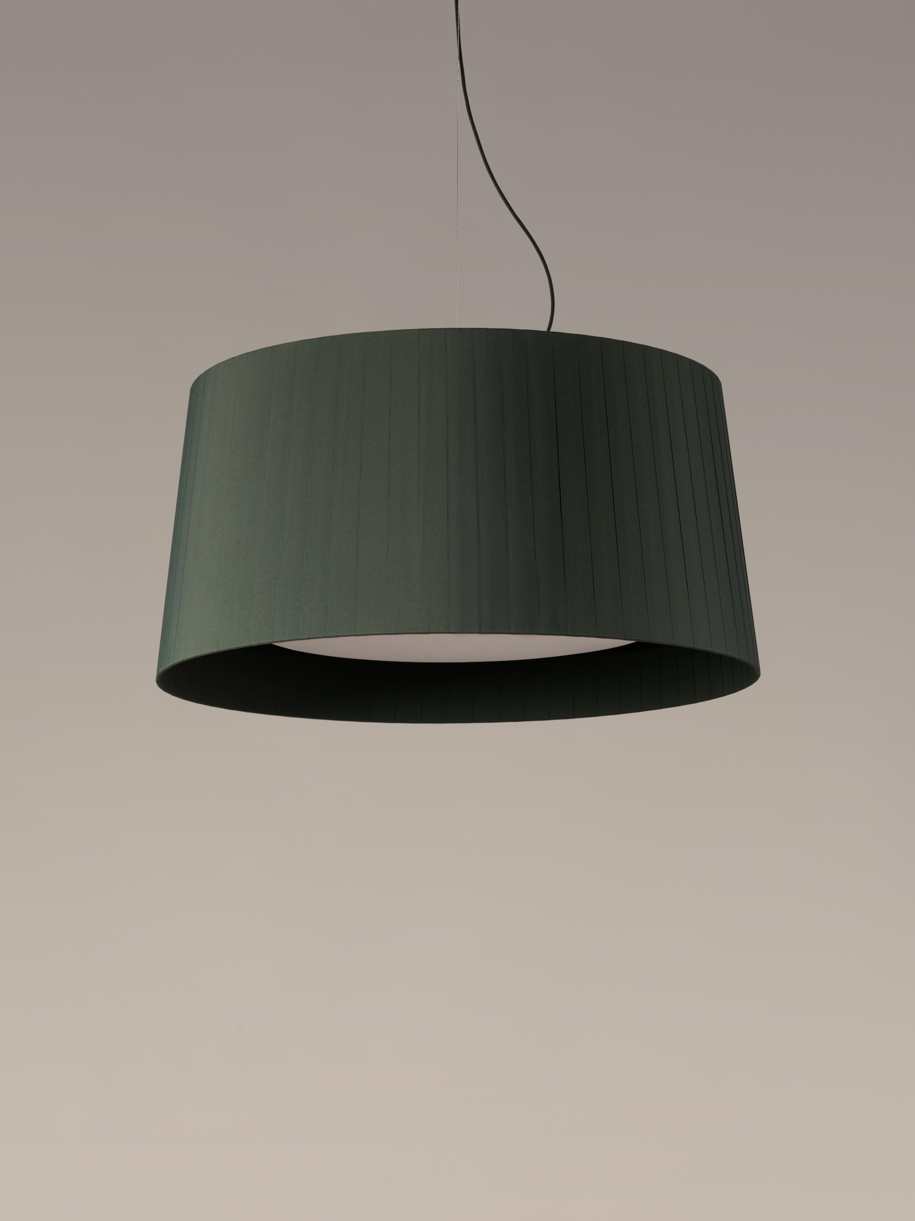 Lámpara colgante GT7 verde de Santa & Cole
Dimensiones: P 90 x A 44 cm
Materiales: Metal, cinta.
Disponible en otros colores.

Diseñado para volúmenes intermedios y zonas domésticas, el GT7 es más grande y requiere una estructura reforzada que