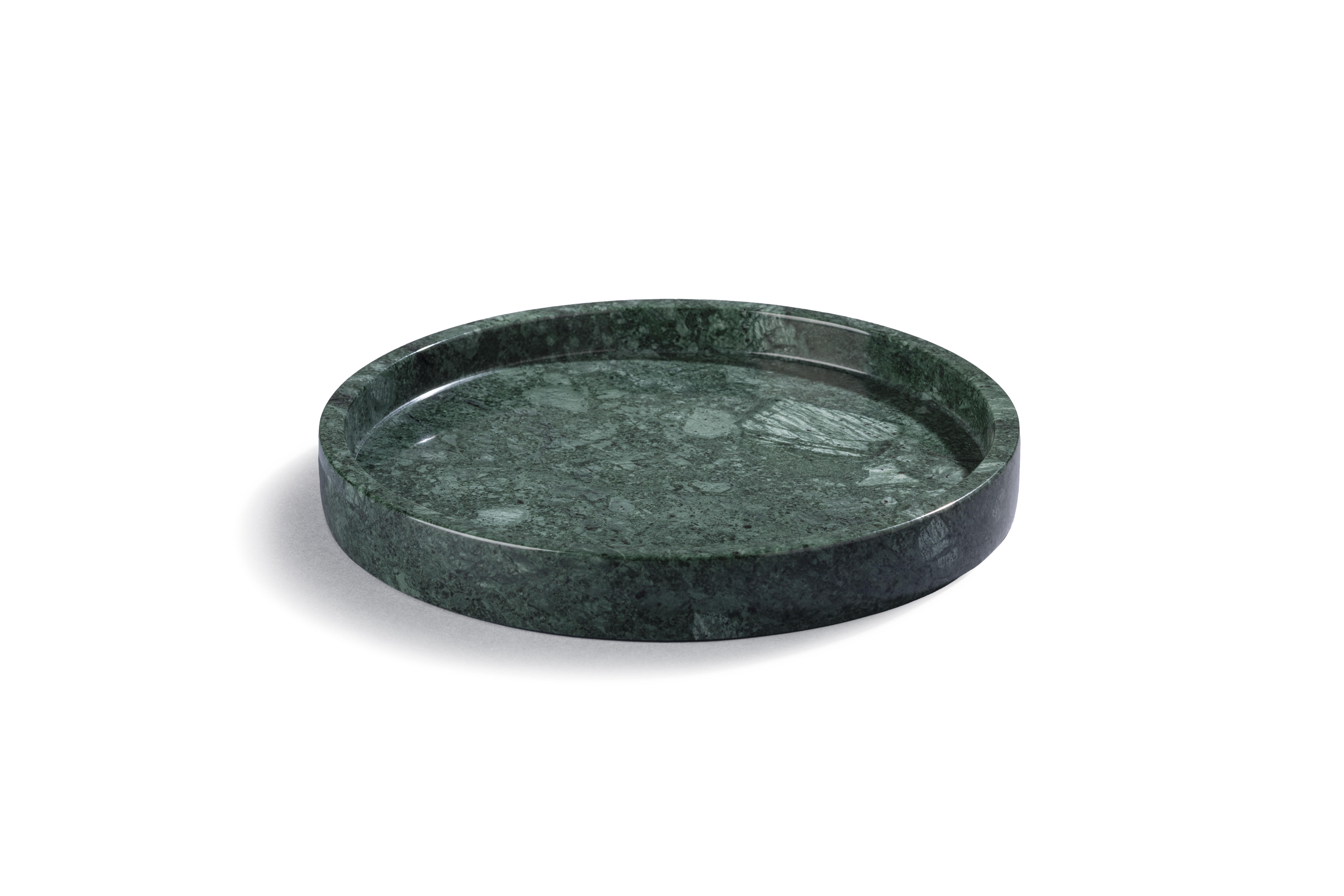 Versátil y elegante, esta bandeja redonda de mármol ha sido diseñada para exponer perfectamente joyas y perfumes, así como para apoyar con elegancia accesorios de cóctel o servir café en tu salón.

Ten en cuenta que cada pieza es en cierto modo