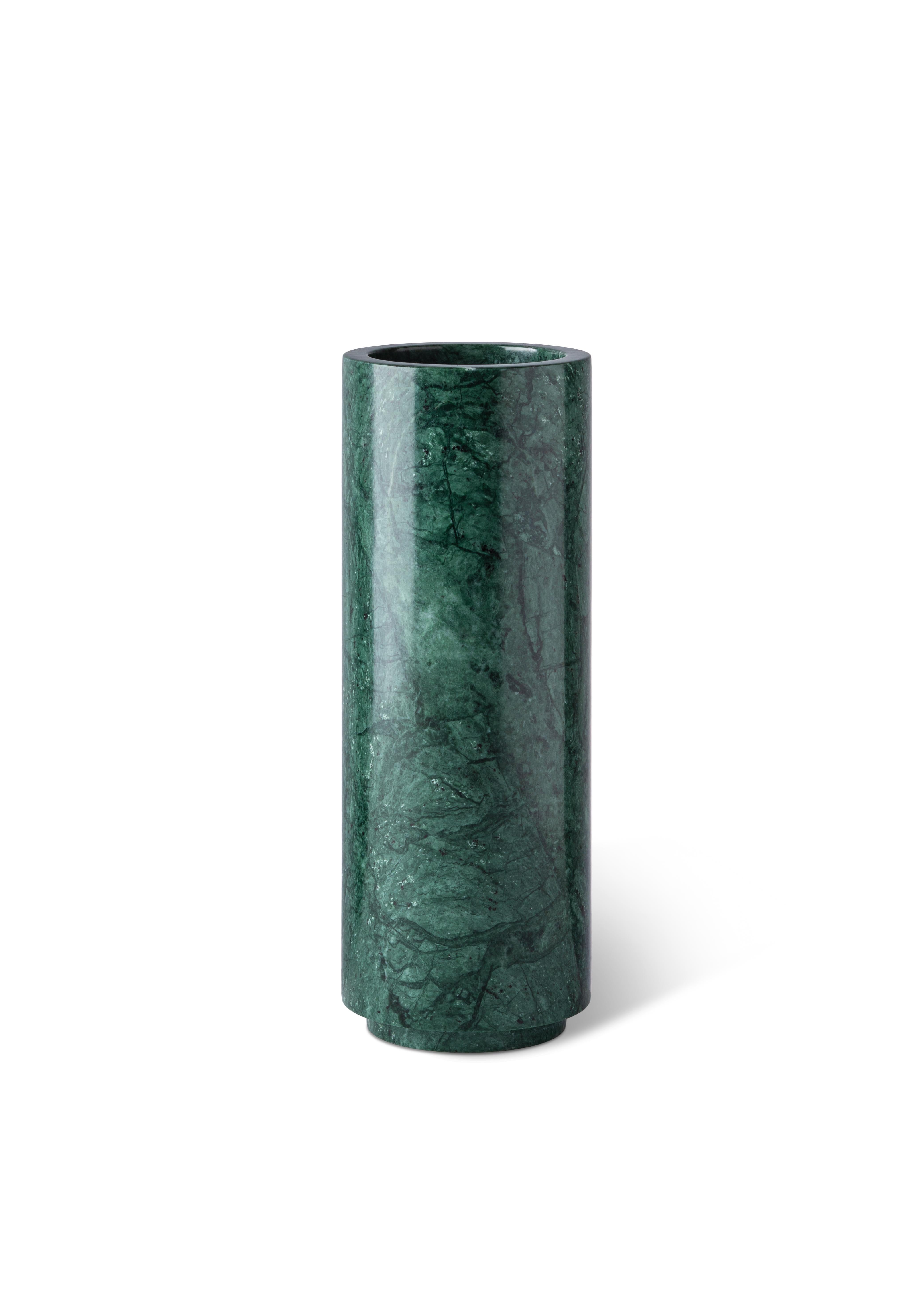 Realizzato a mano con precisione, questo vaso si ispira agli oggetti di design in marmo della metà del secolo scorso e trasmette un lusso sobrio con la sua elegante semplicità. Rifuggendo da abbellimenti inutili, abbraccia linee pulite e un'estetica